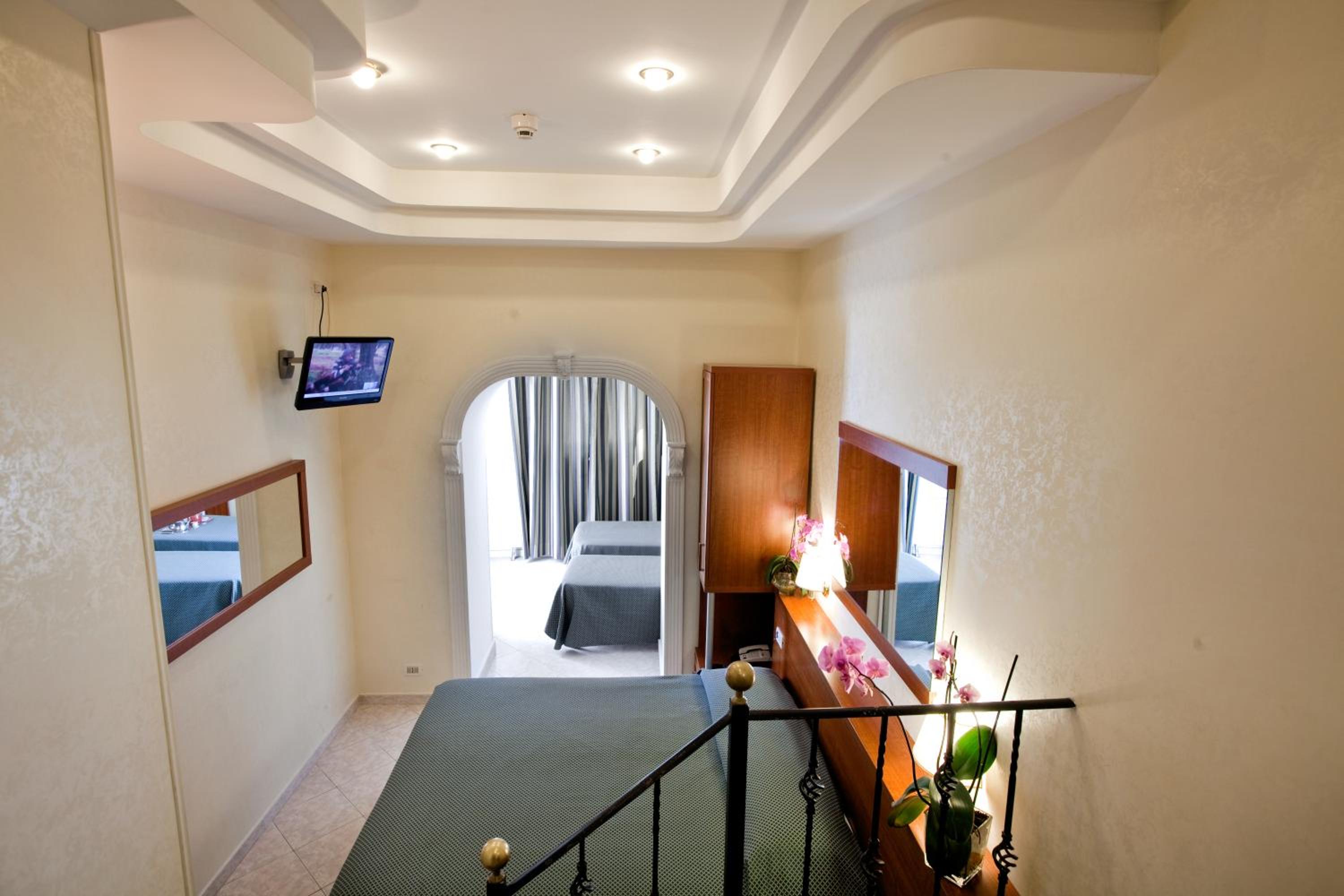 Quadruple Room thumbnail 5