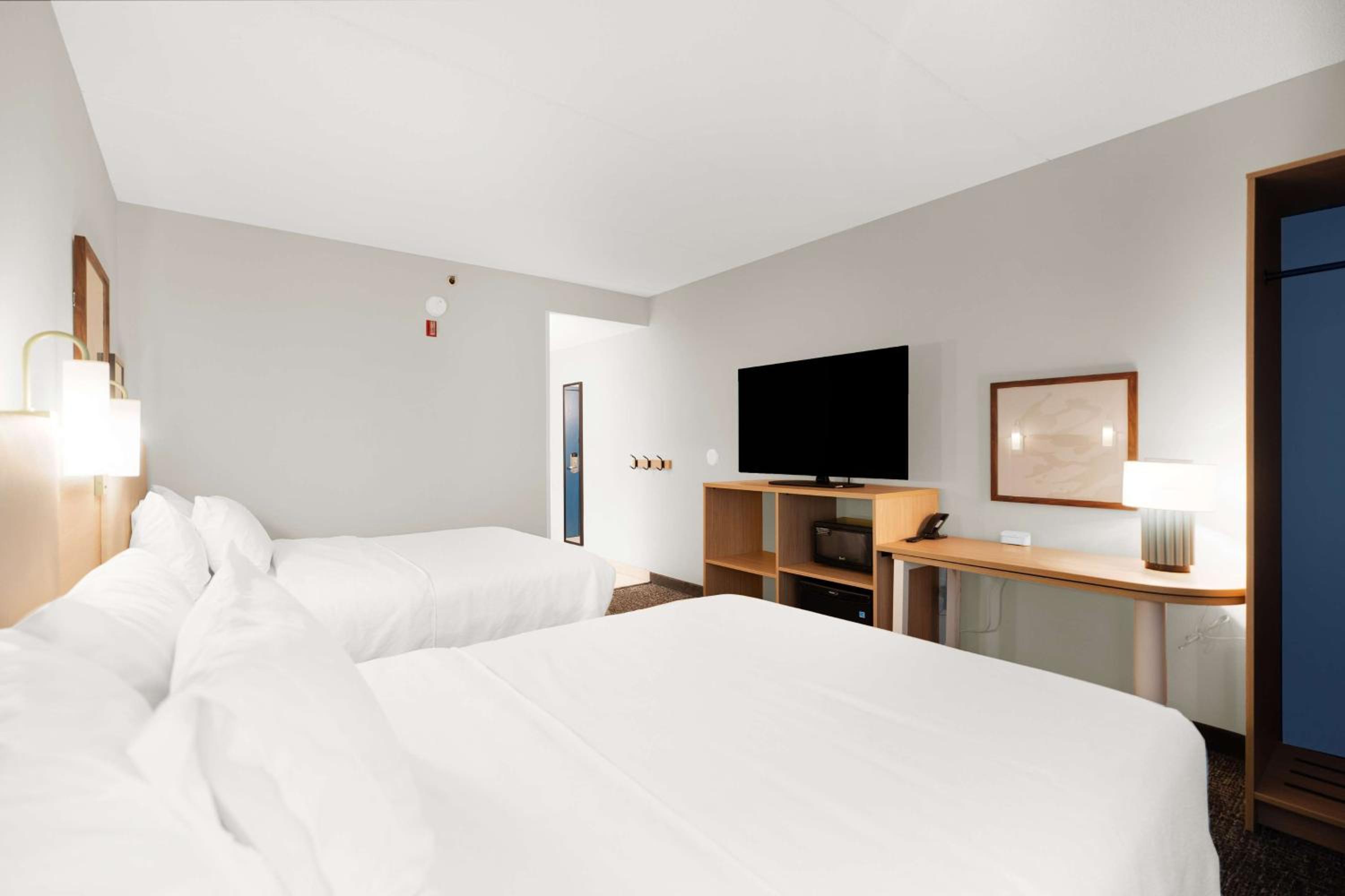 Queen Room with Two Queen Beds and Mobility Accessible Tub - Photo 5