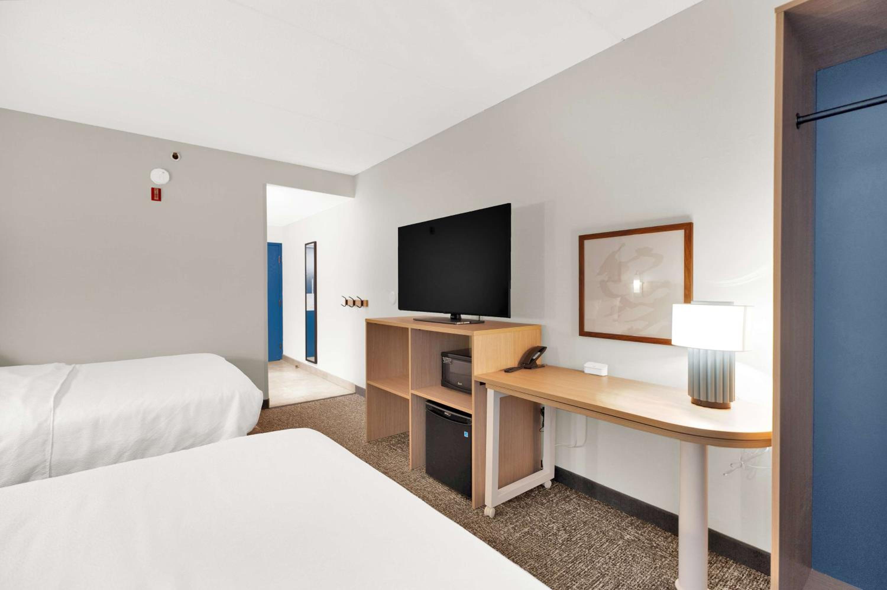 Queen Room with Two Queen Beds and Mobility Accessible Tub - Photo 7