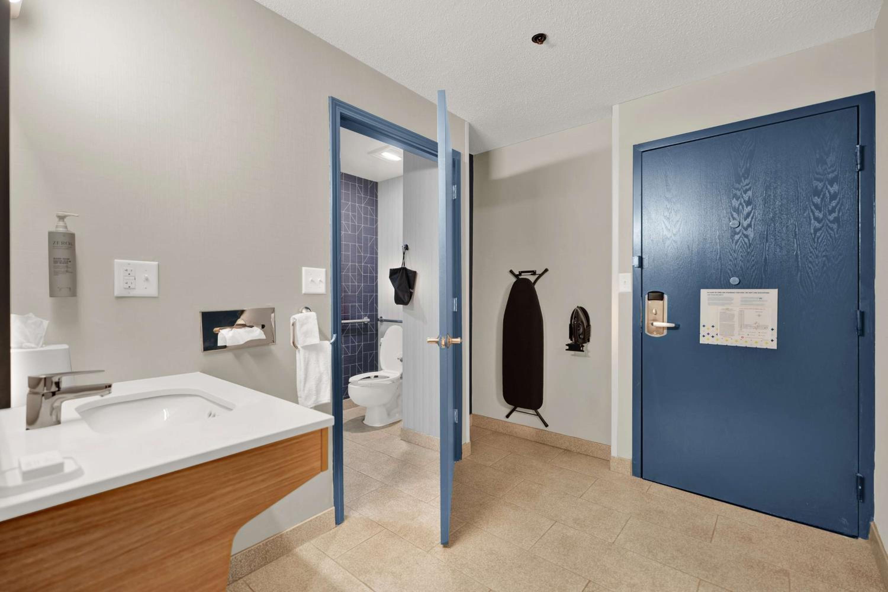 King Room with Roll-In Shower - Mobility Access - Photo 5