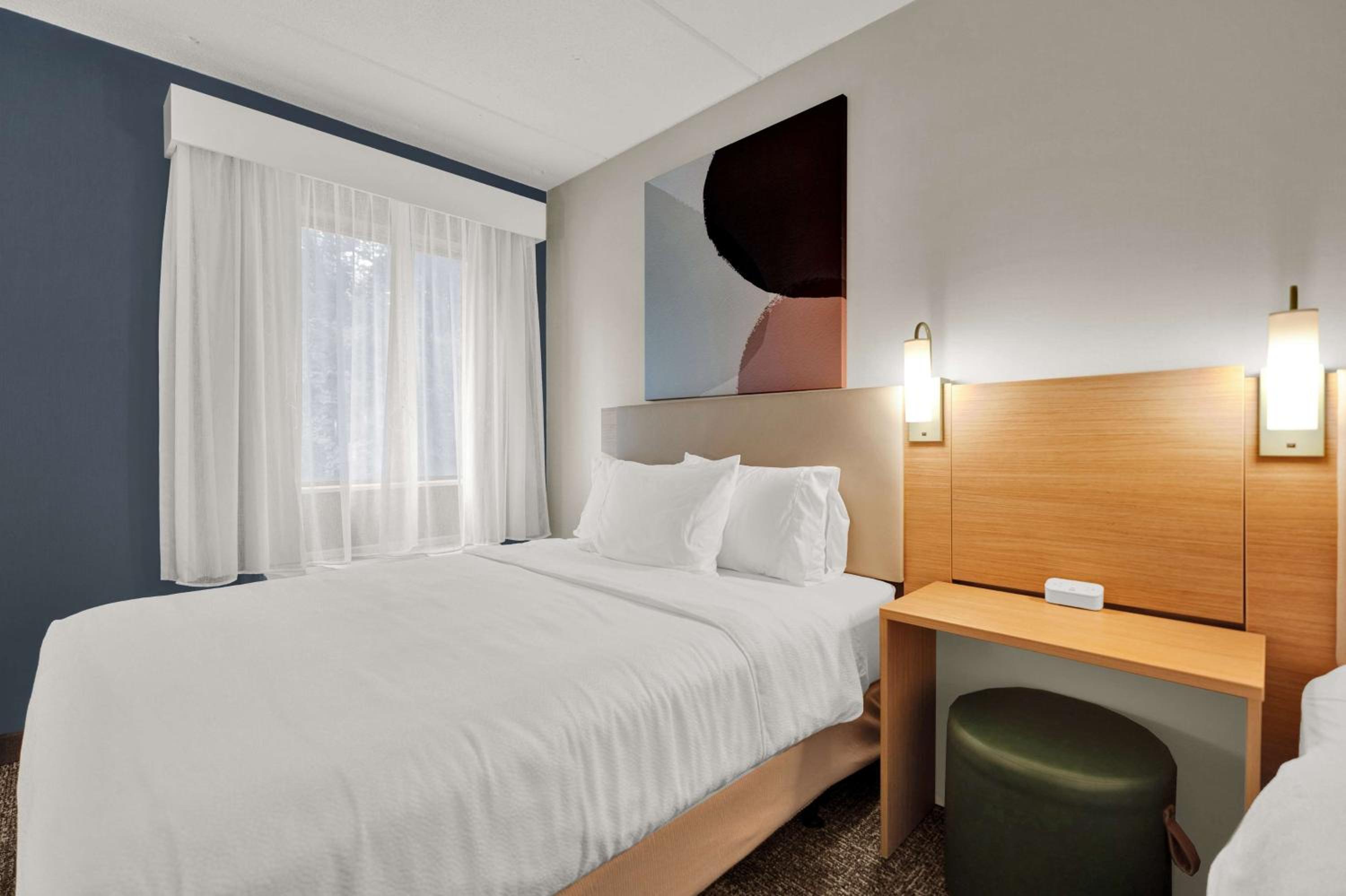 Queen Room with Two Queen Beds and Mobility Accessible Tub - Photo 4