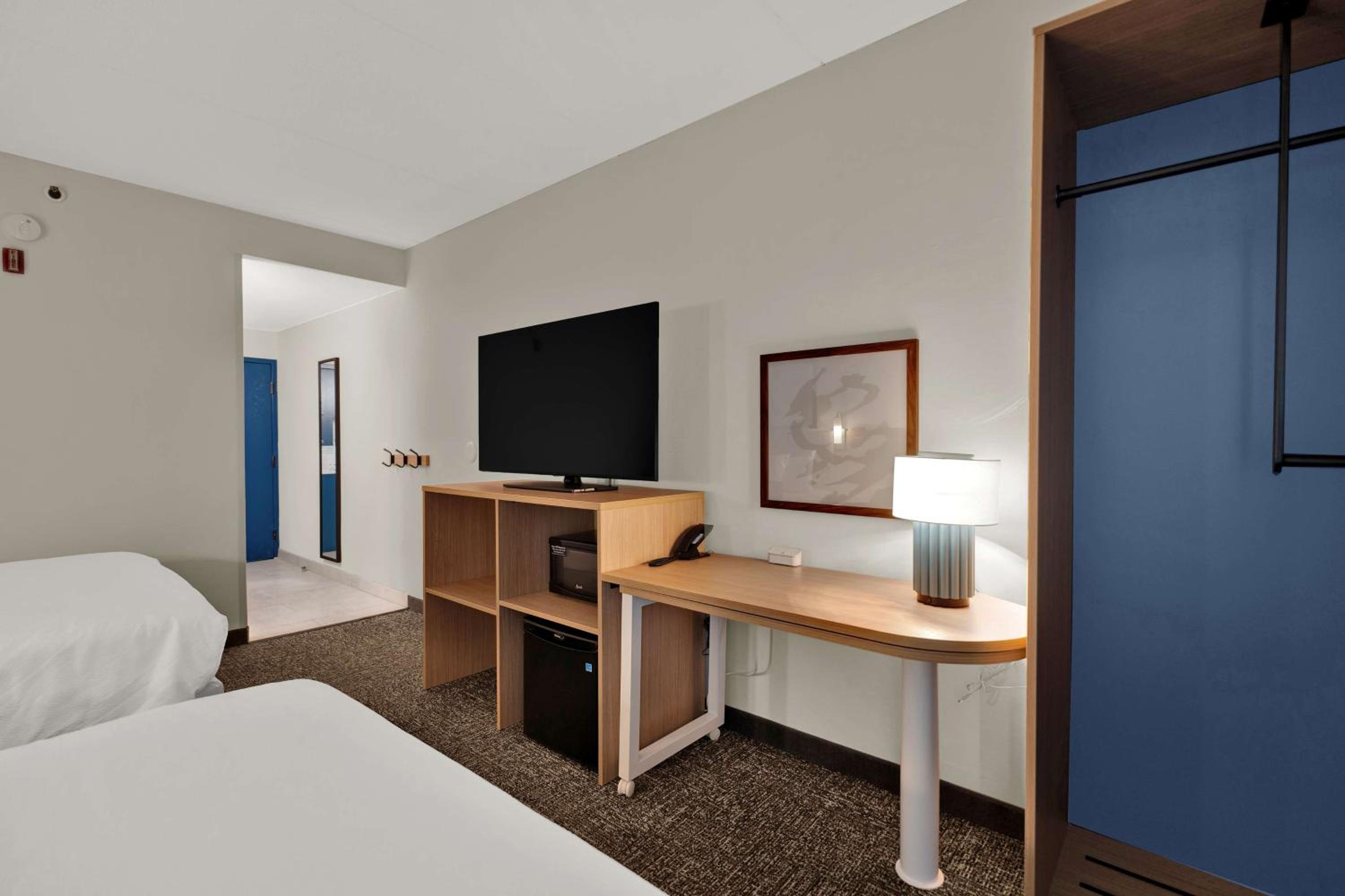 Queen Room with Two Queen Beds and Mobility Accessible Tub - Photo 8