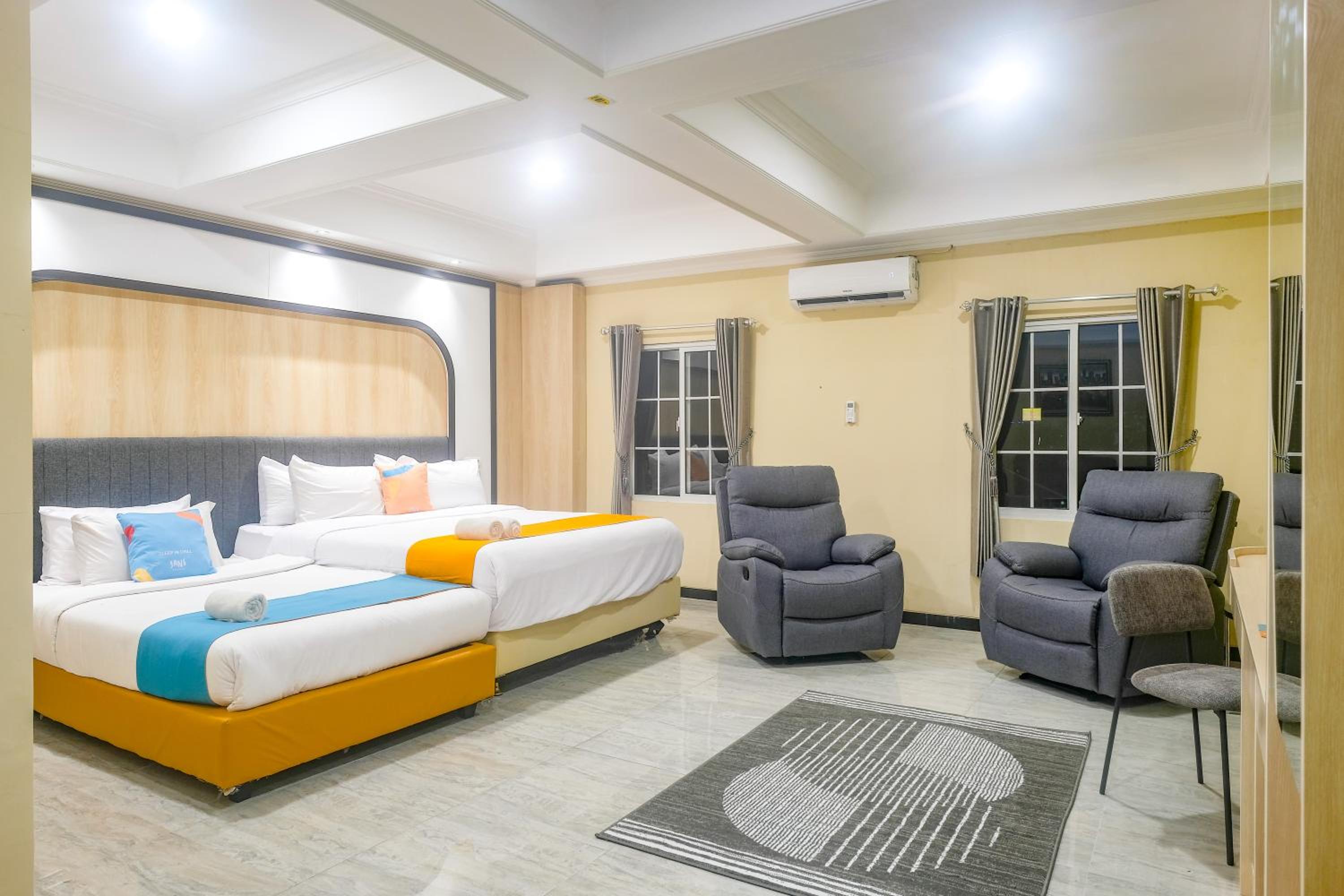 Executive Suite - Photo 15