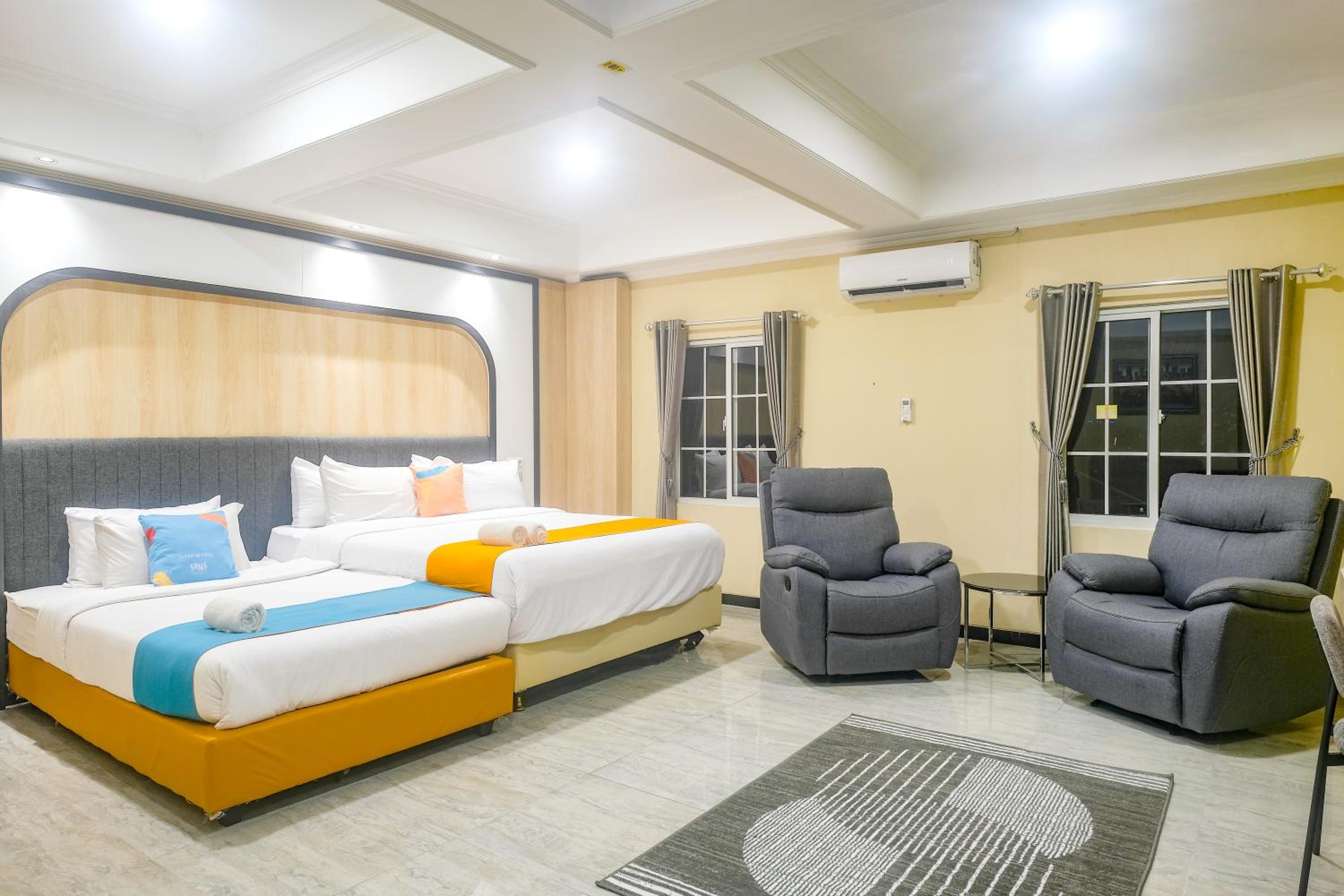 Executive Suite - Photo 14