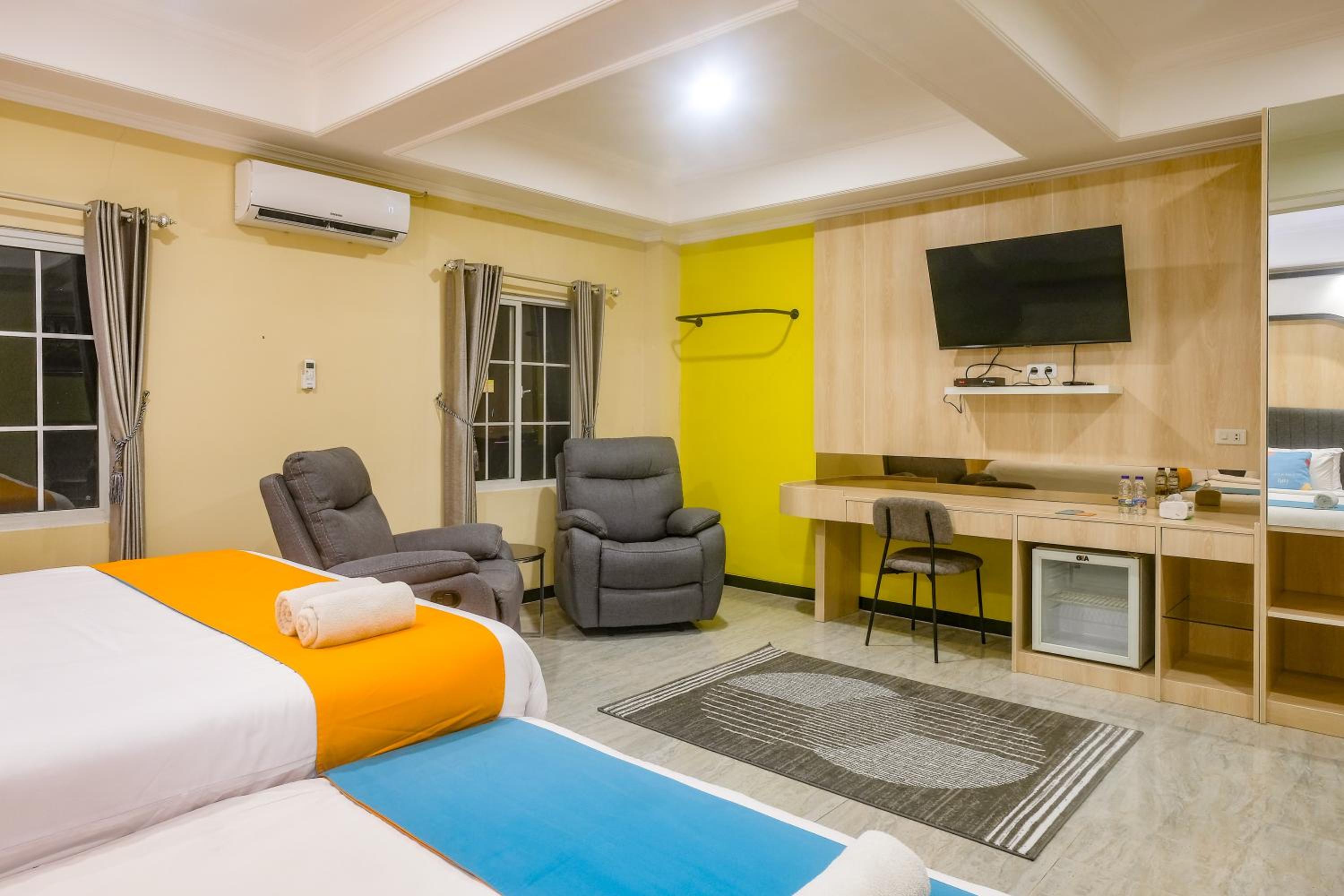 Executive Suite - Photo 16