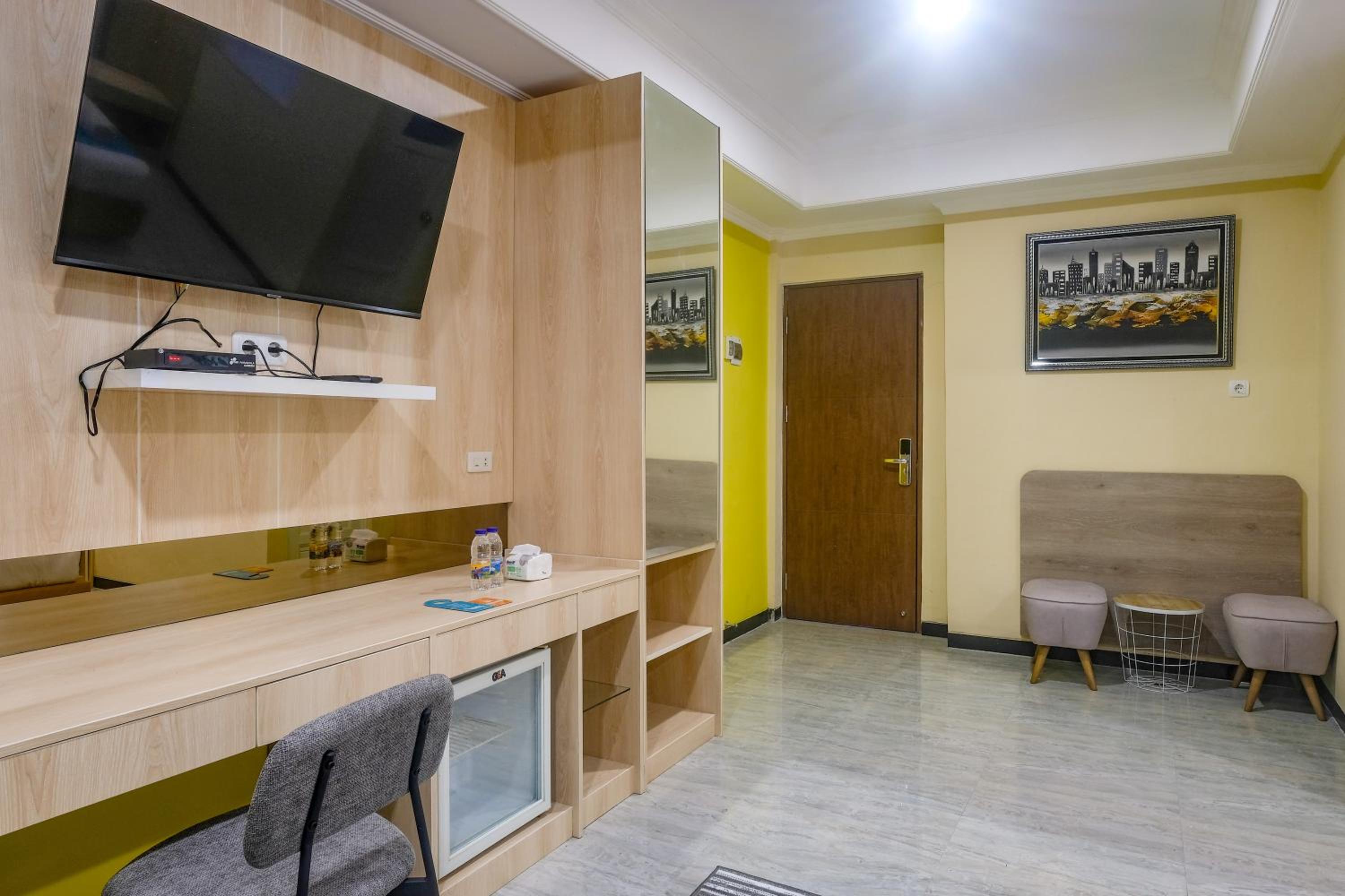 Executive Suite - Photo 13