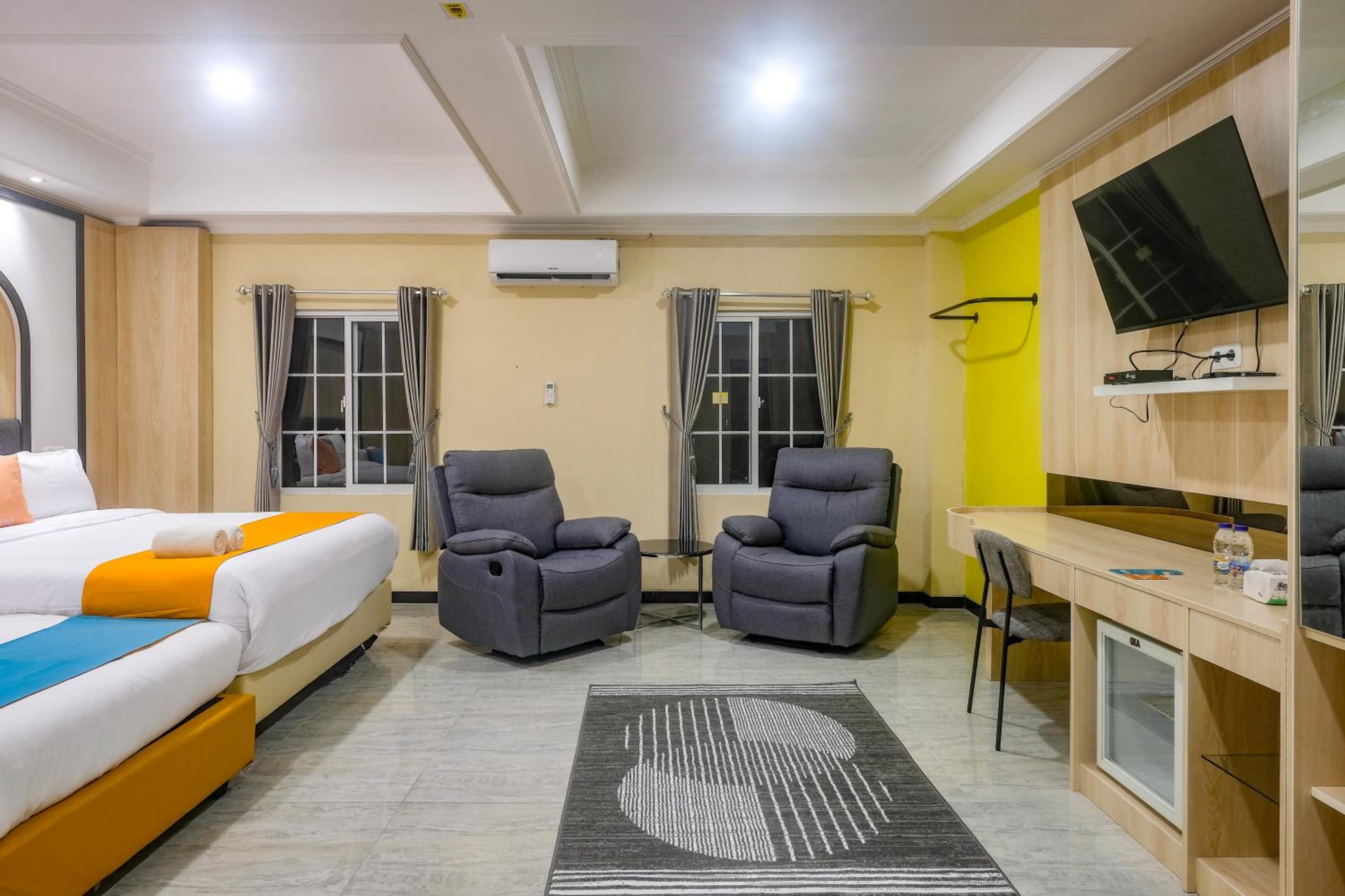 Executive Suite - Photo 24