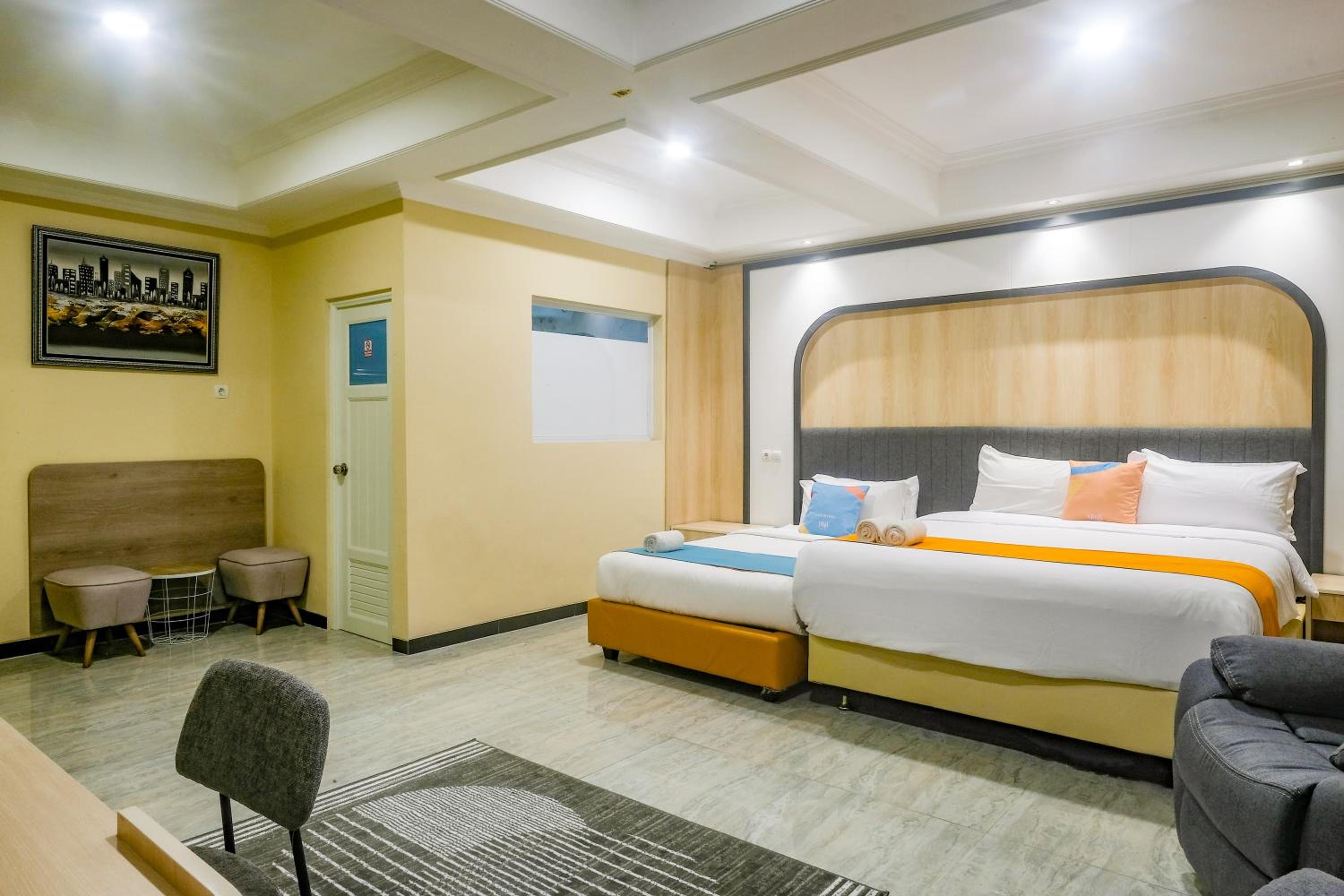 Executive Suite - Photo 19