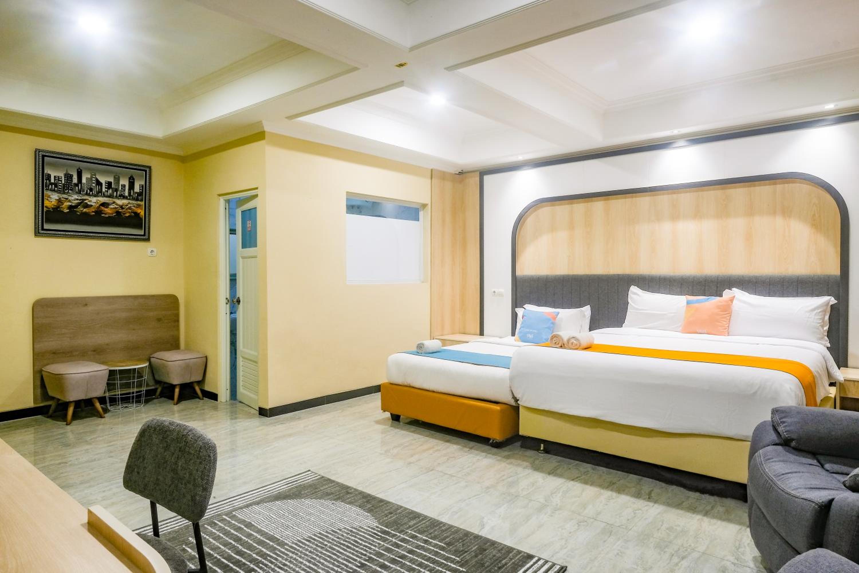 Executive Suite - Photo 23
