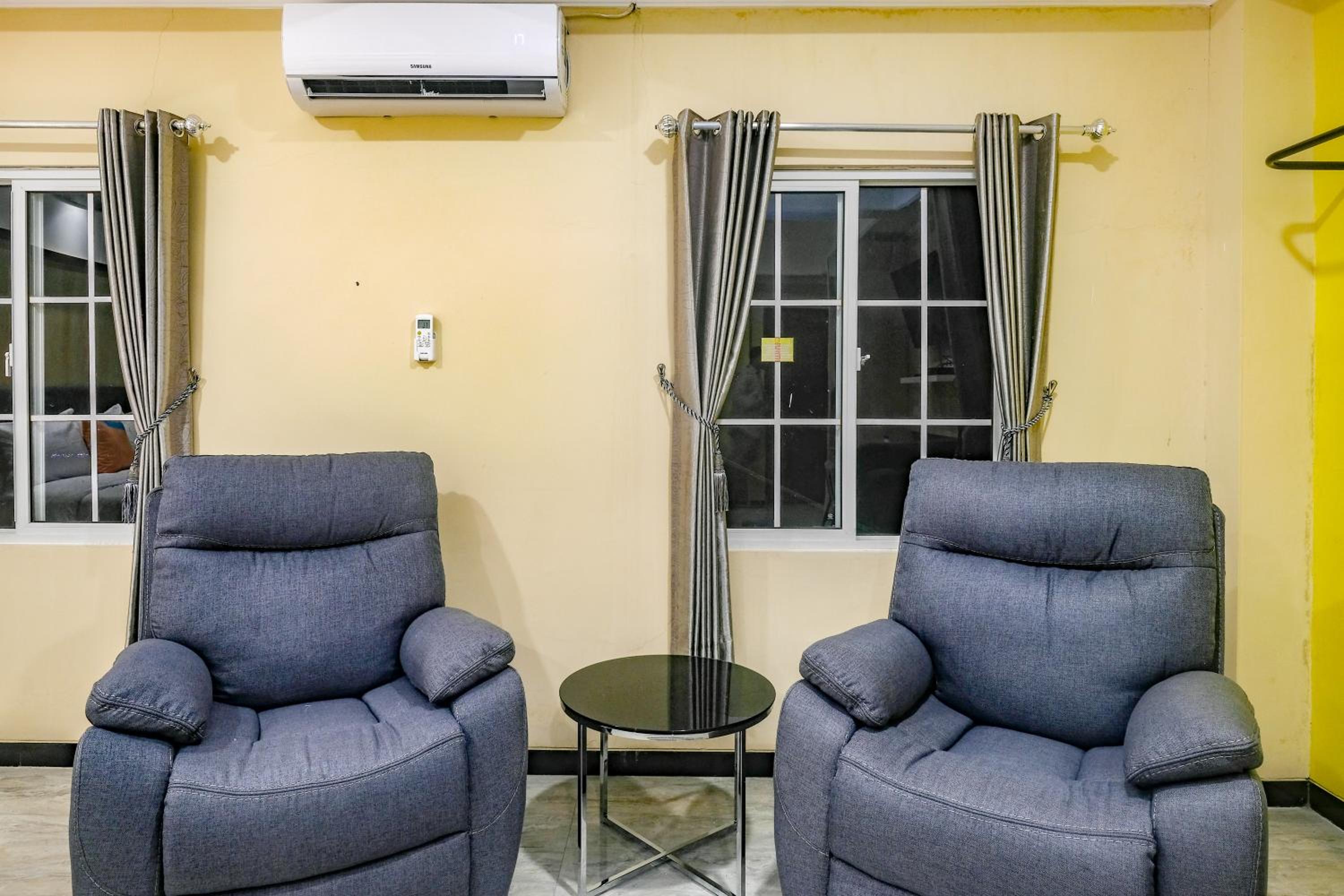 Executive Suite - Photo 12