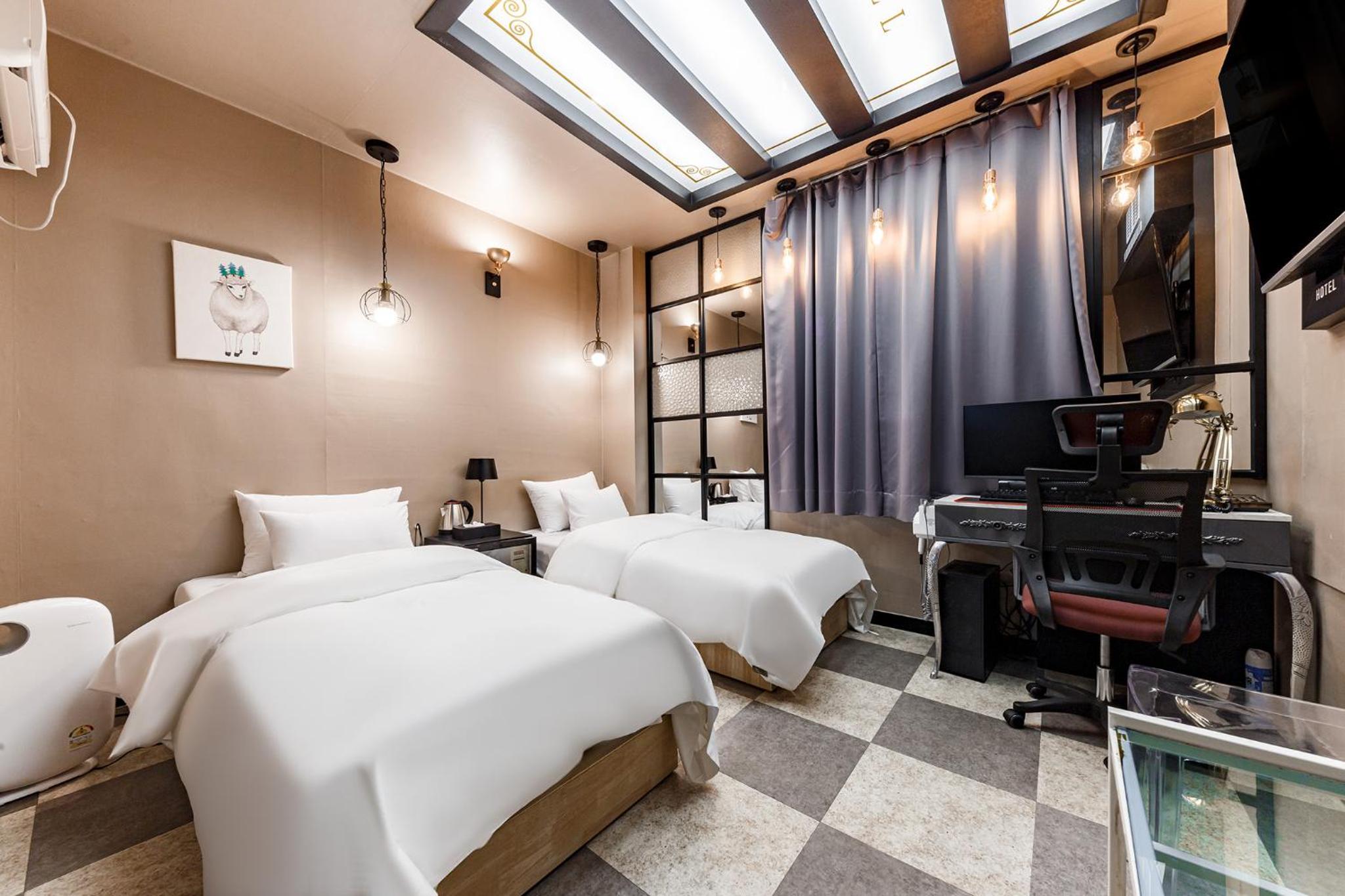 Twin Room - Photo 1