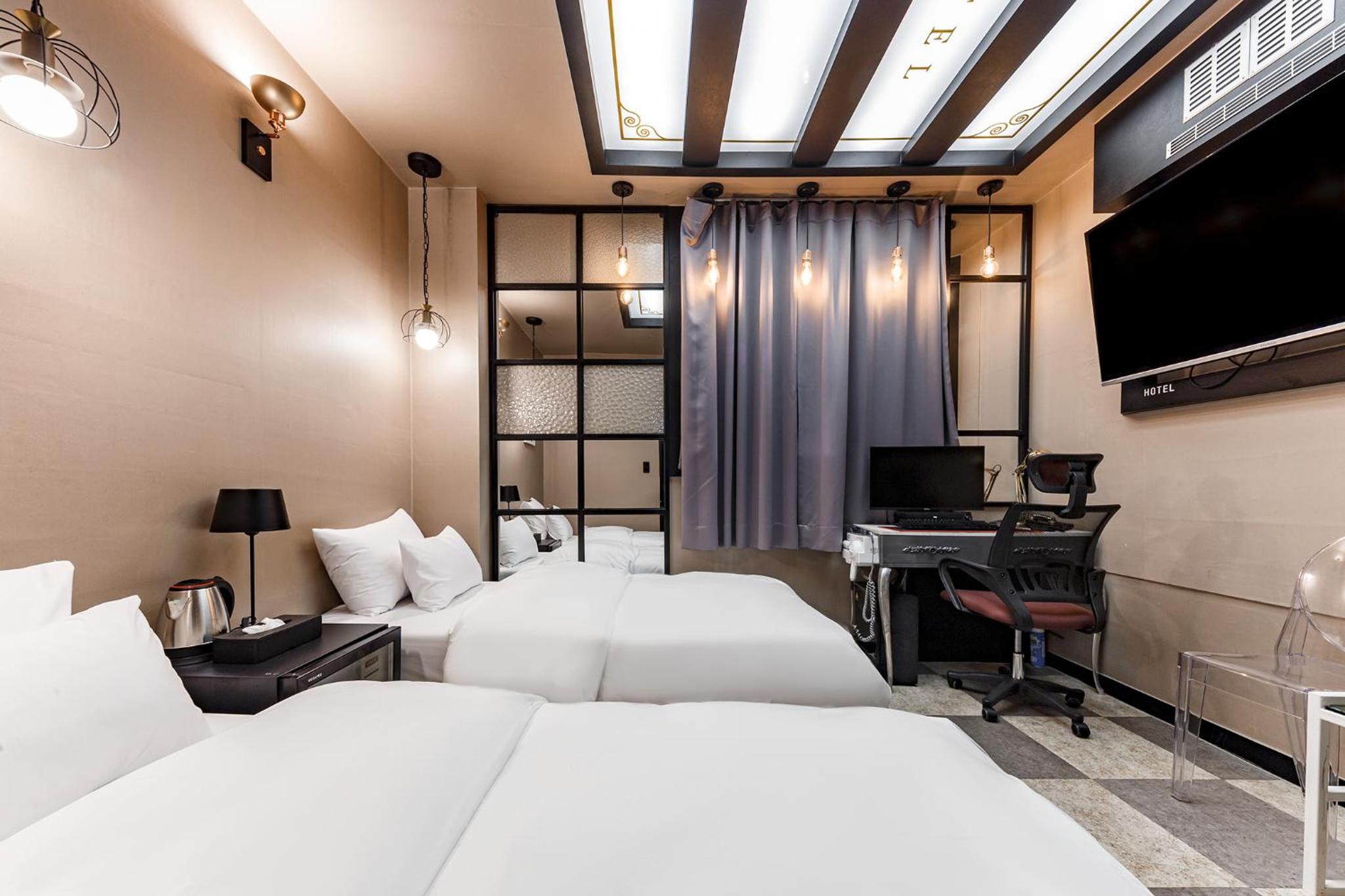 Twin Room - Photo 3