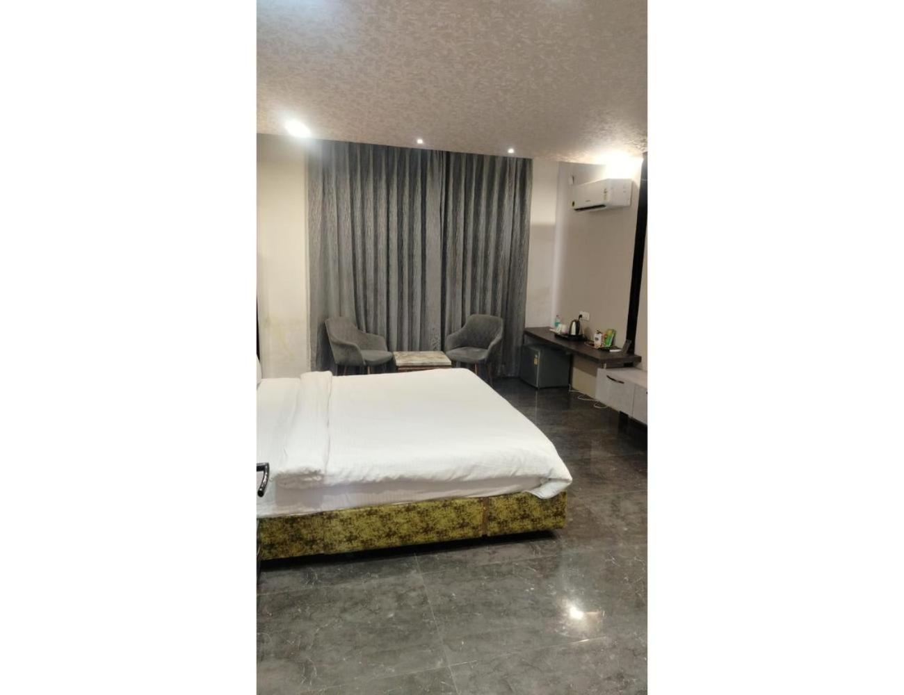 Deluxe Room - Photo 9