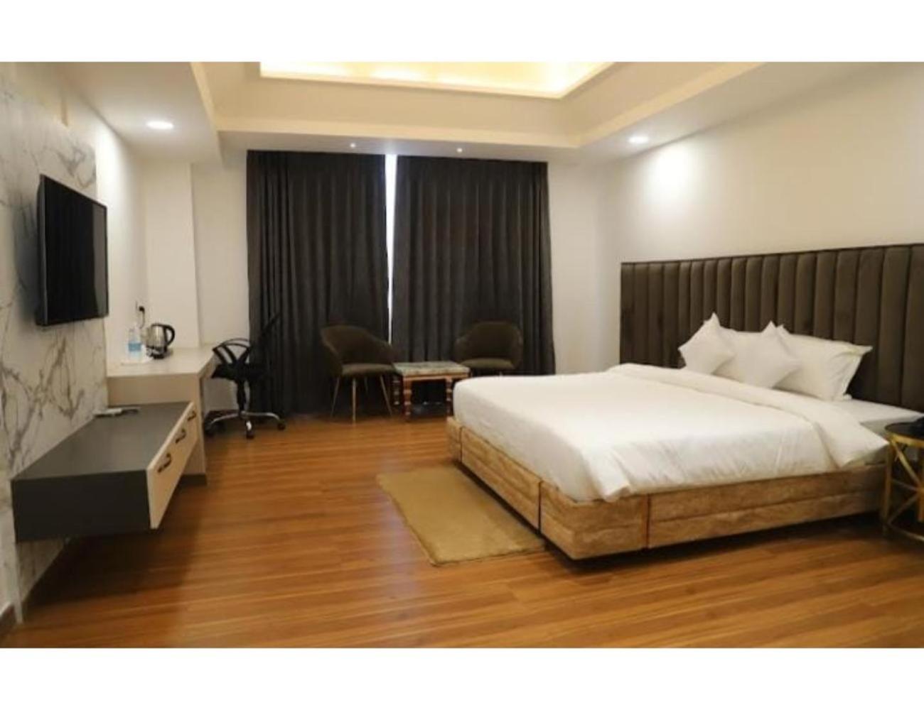 Deluxe Room - Photo 7
