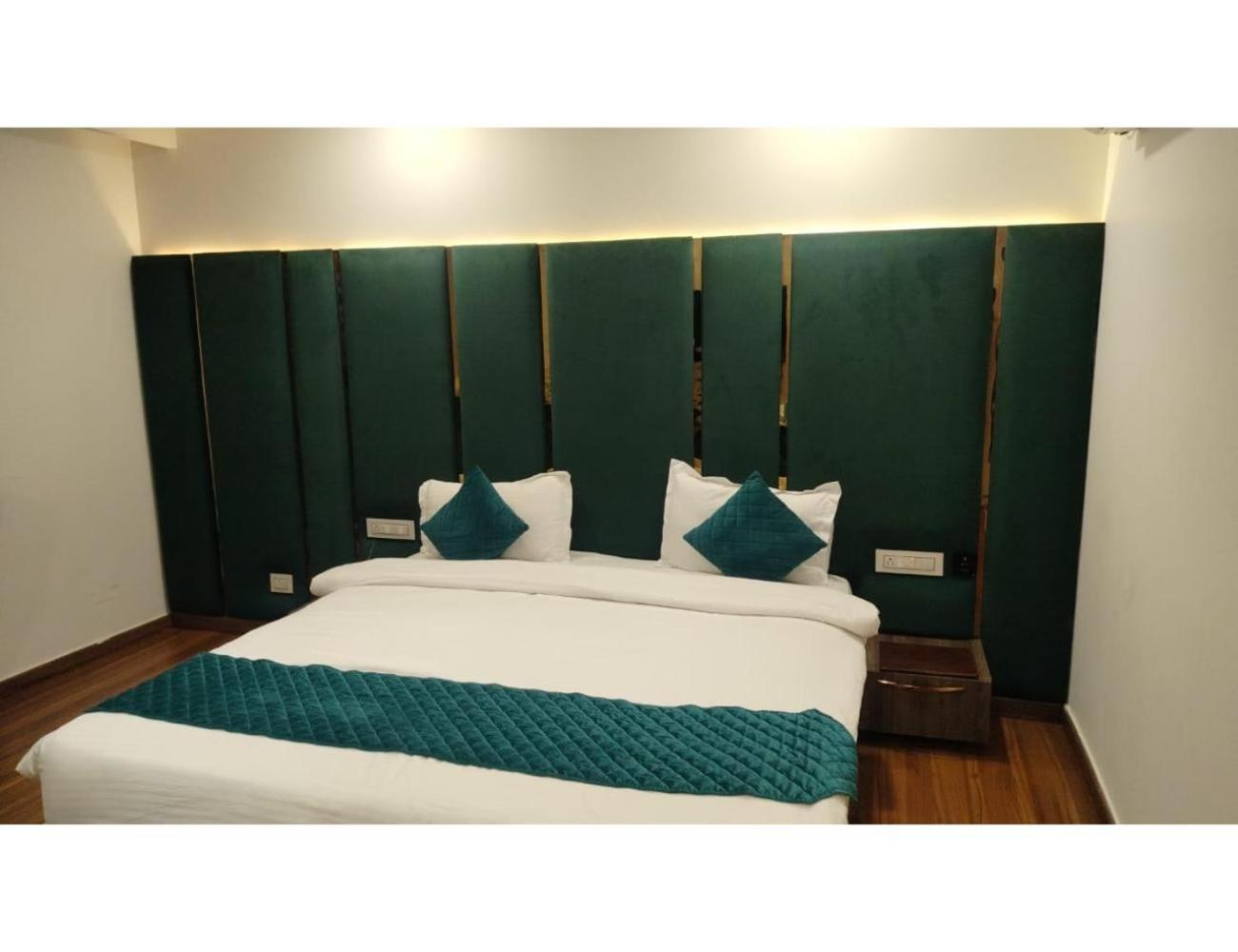 Deluxe Room - Photo 6