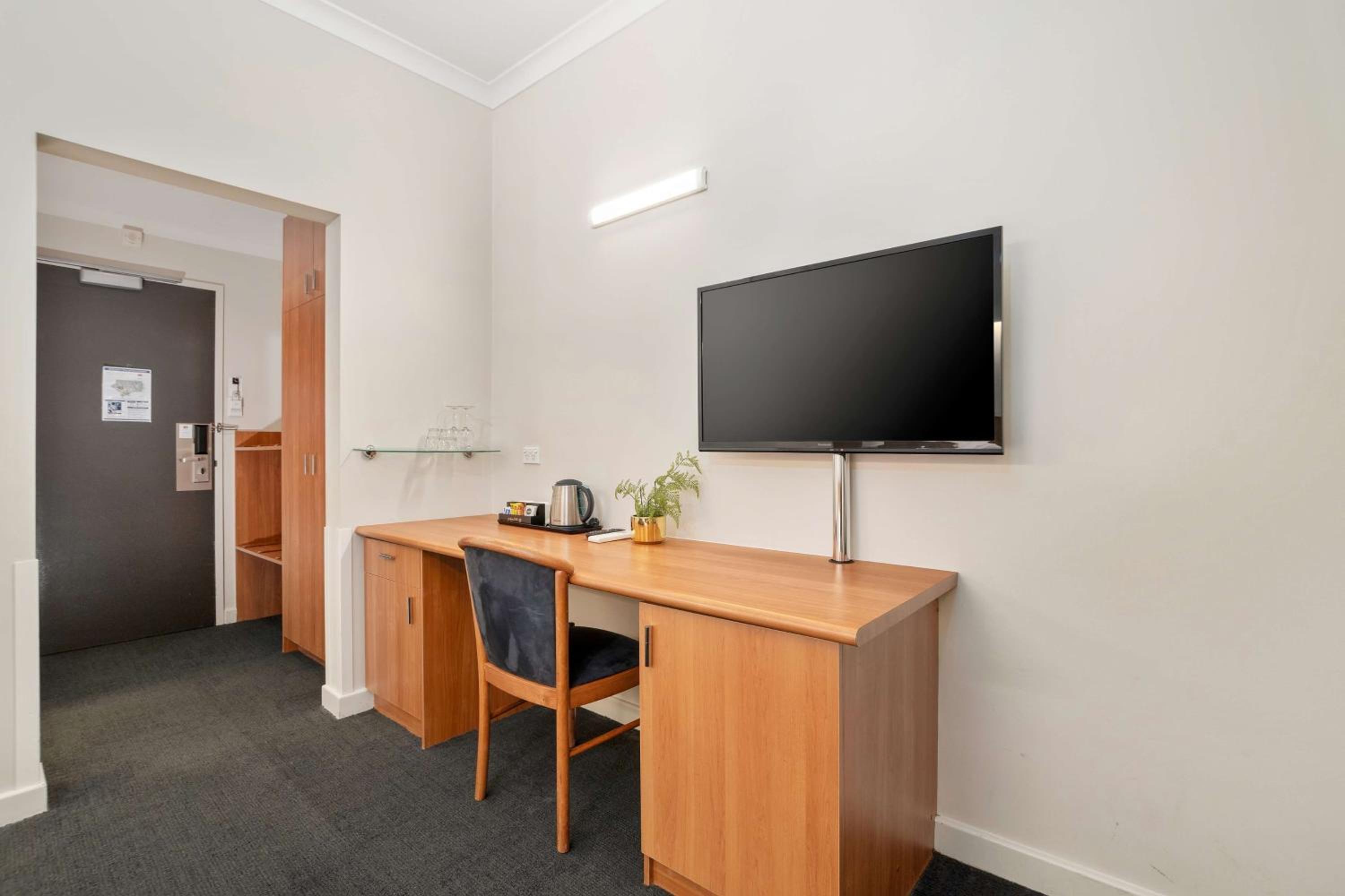 Standard King Room - Photo 3