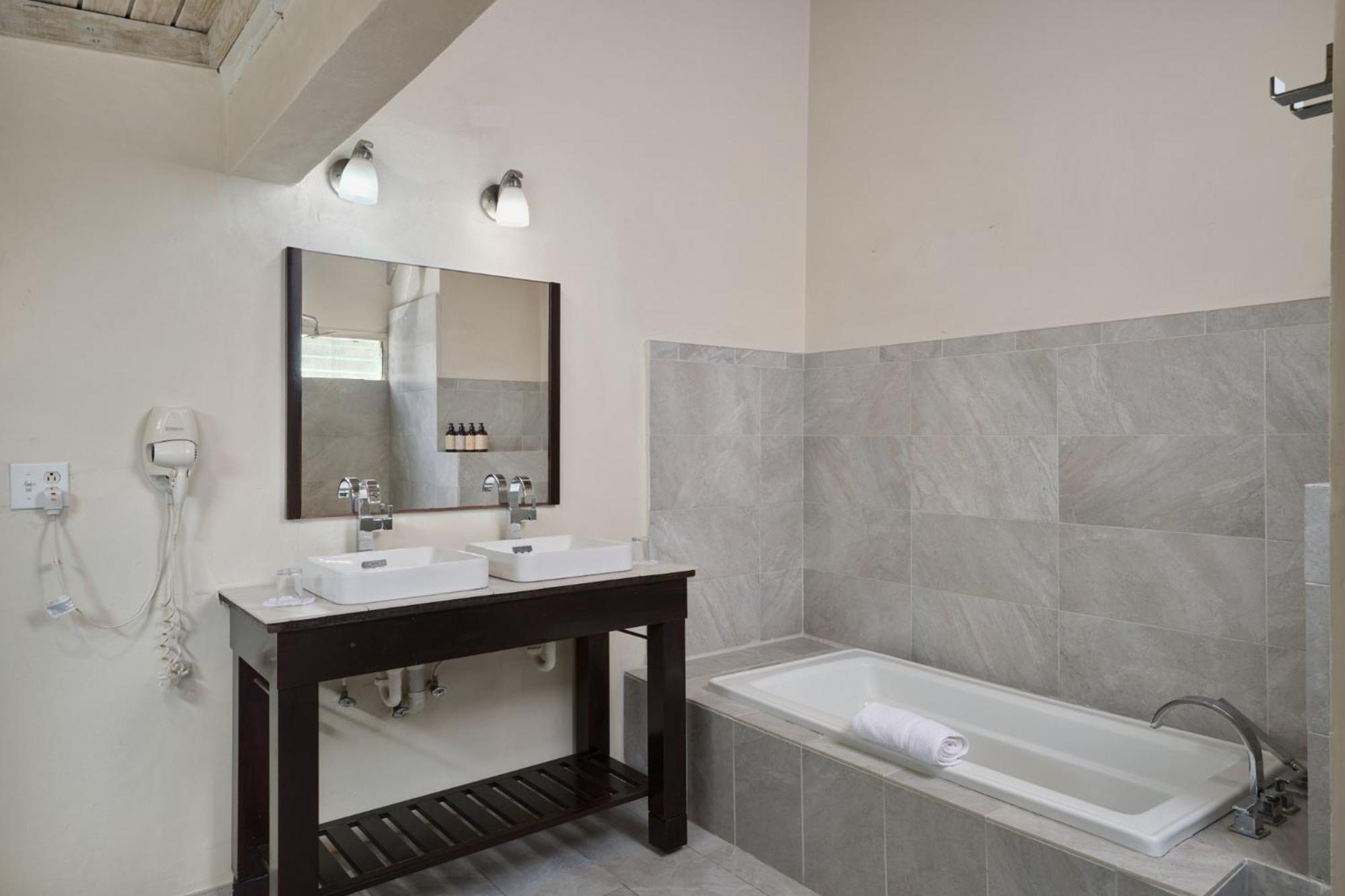 Royal Palm Beach Room (1 King) photo 2