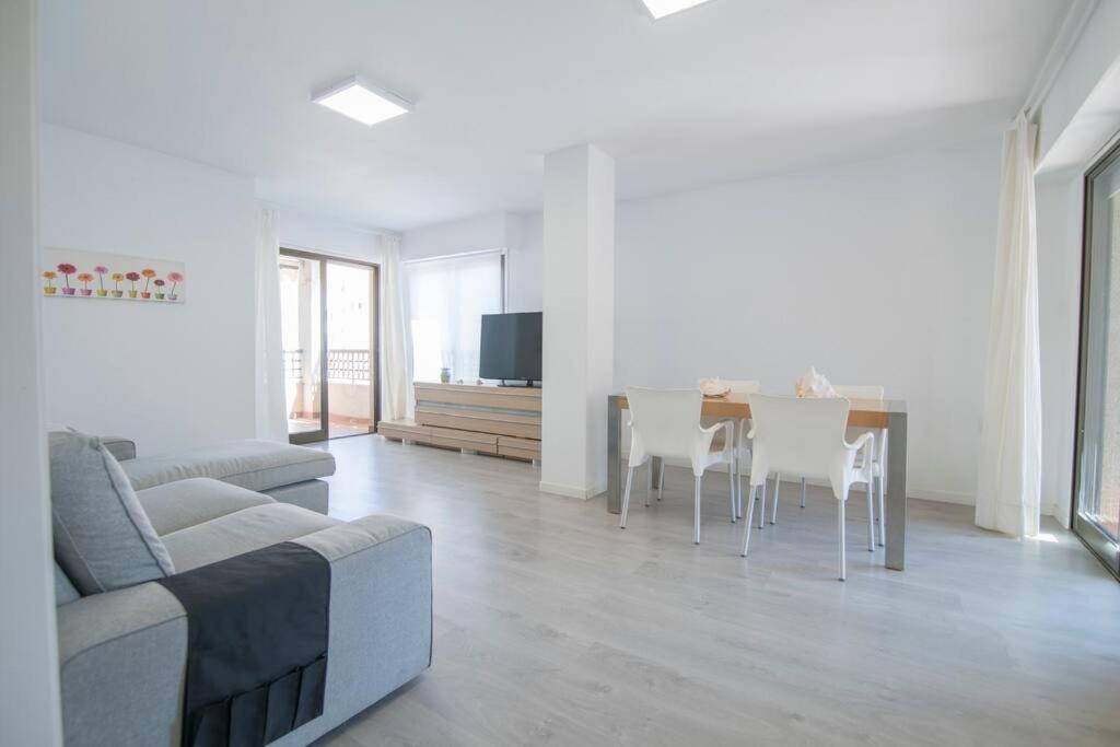 Apartamento de Tres Habitaciones - Frente al Mar