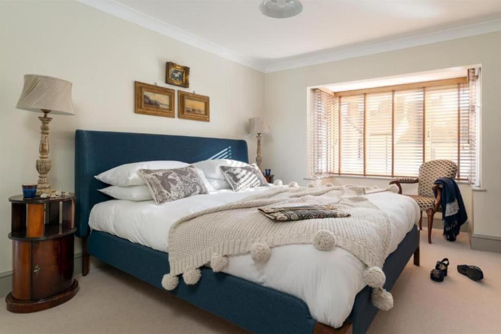 Five-Bedroom House photo 1