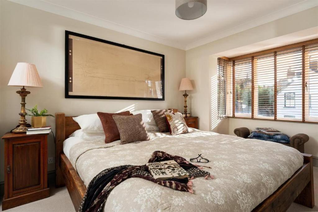 Five-Bedroom House photo 2