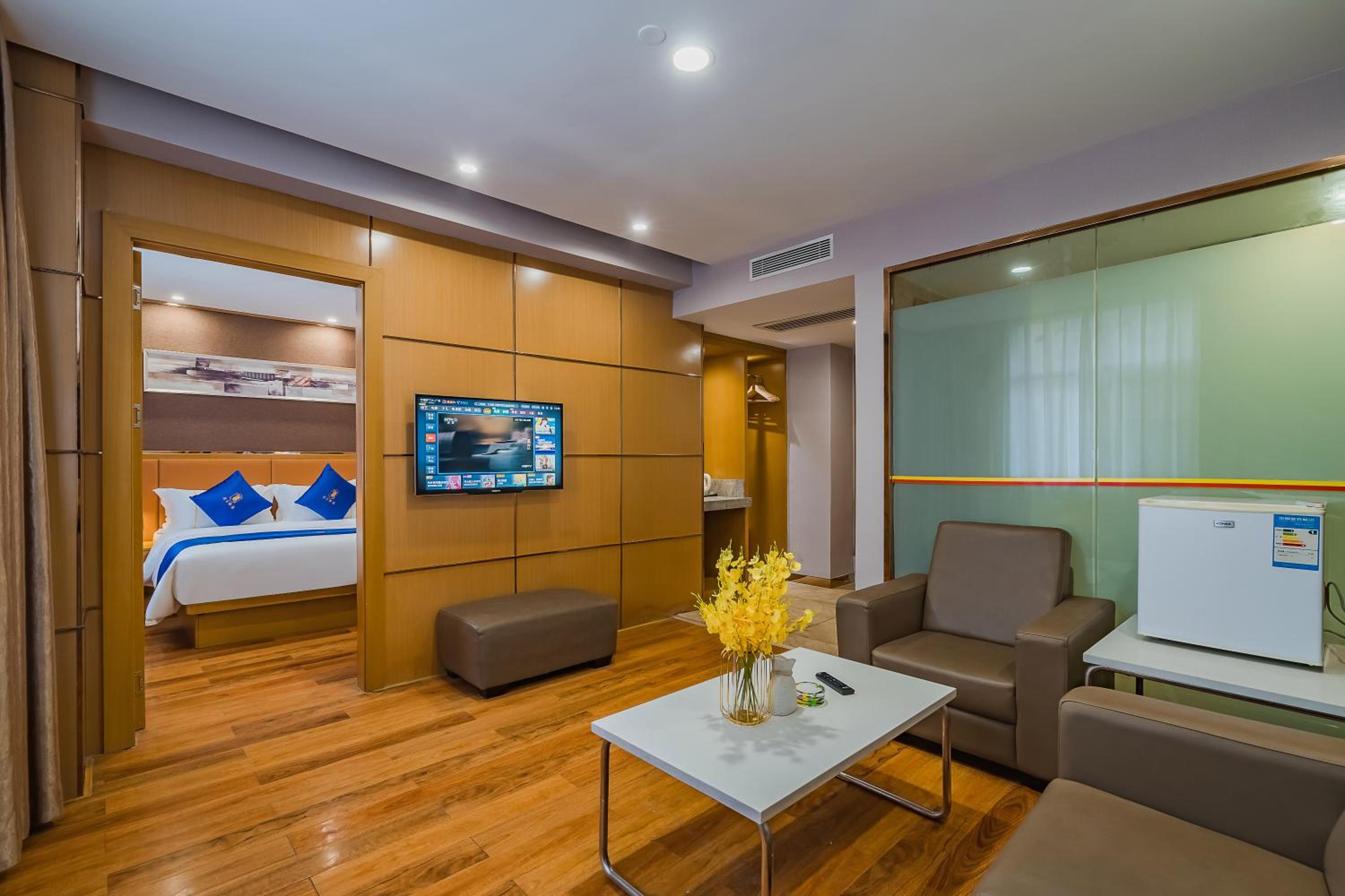 Deluxe Business Suite (Comfortable Mattress + Small Refrigerator)