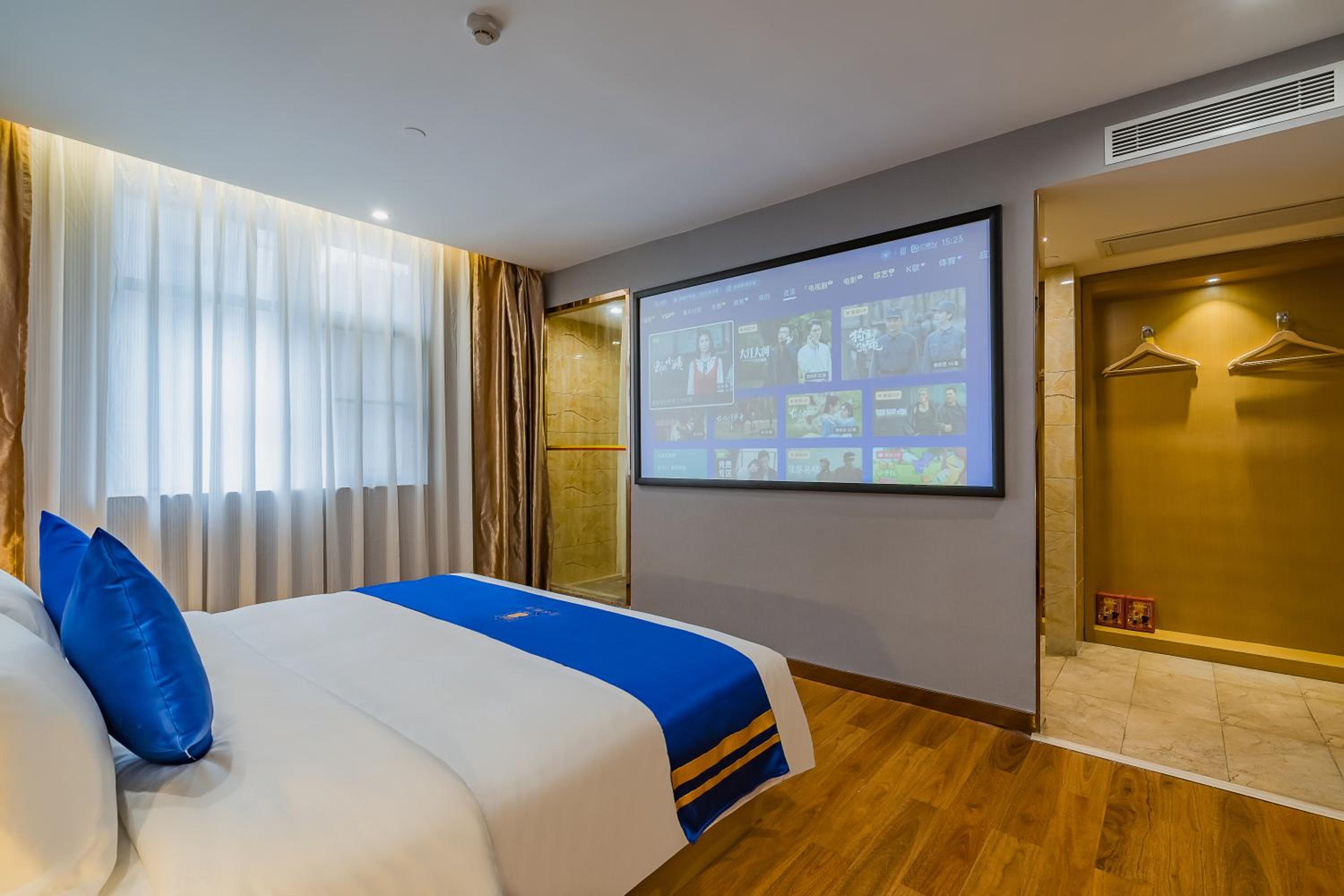 Audio-Visual King Room (Large Screen + Small Refrigerator)