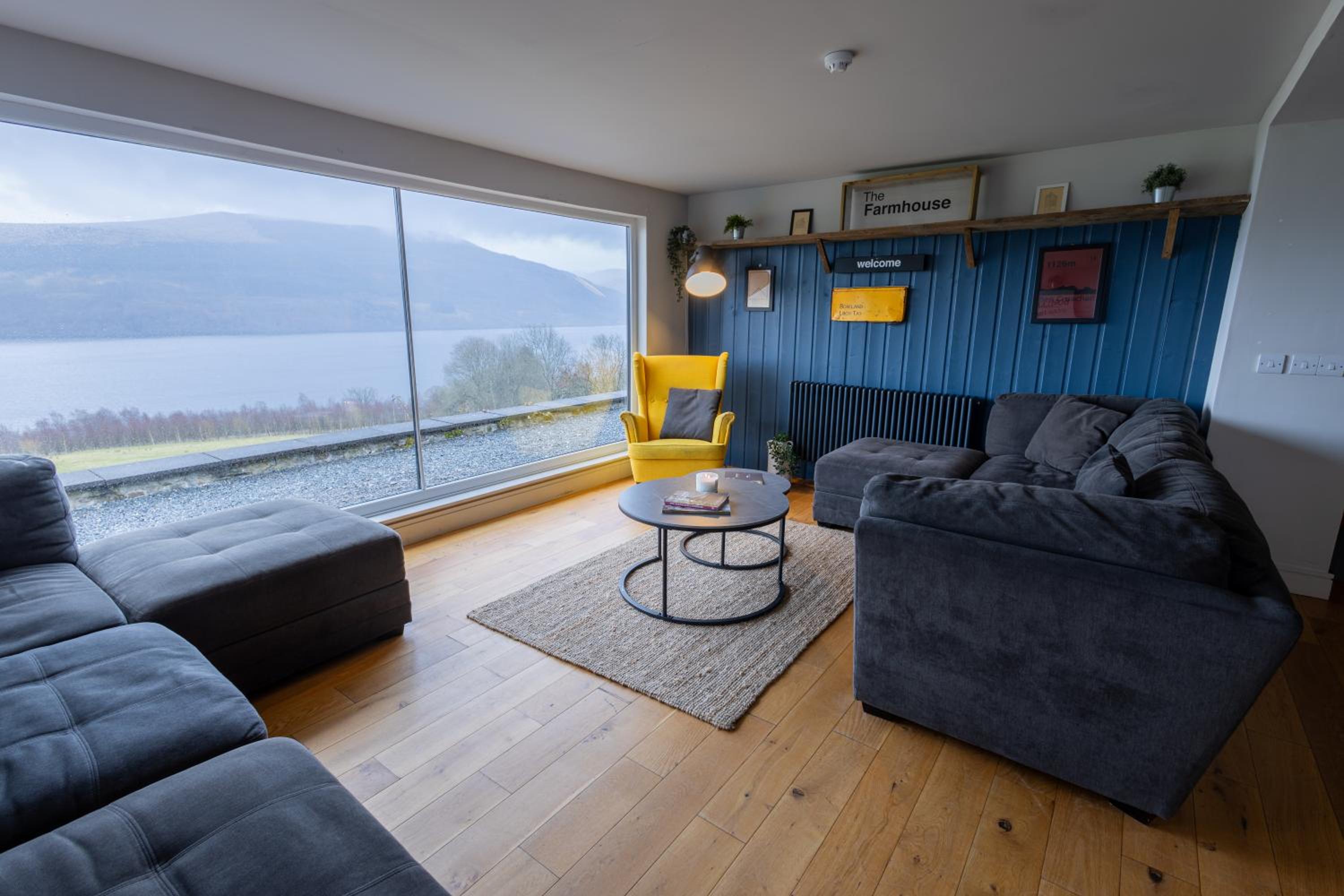 Family Room with Lake View photo 1