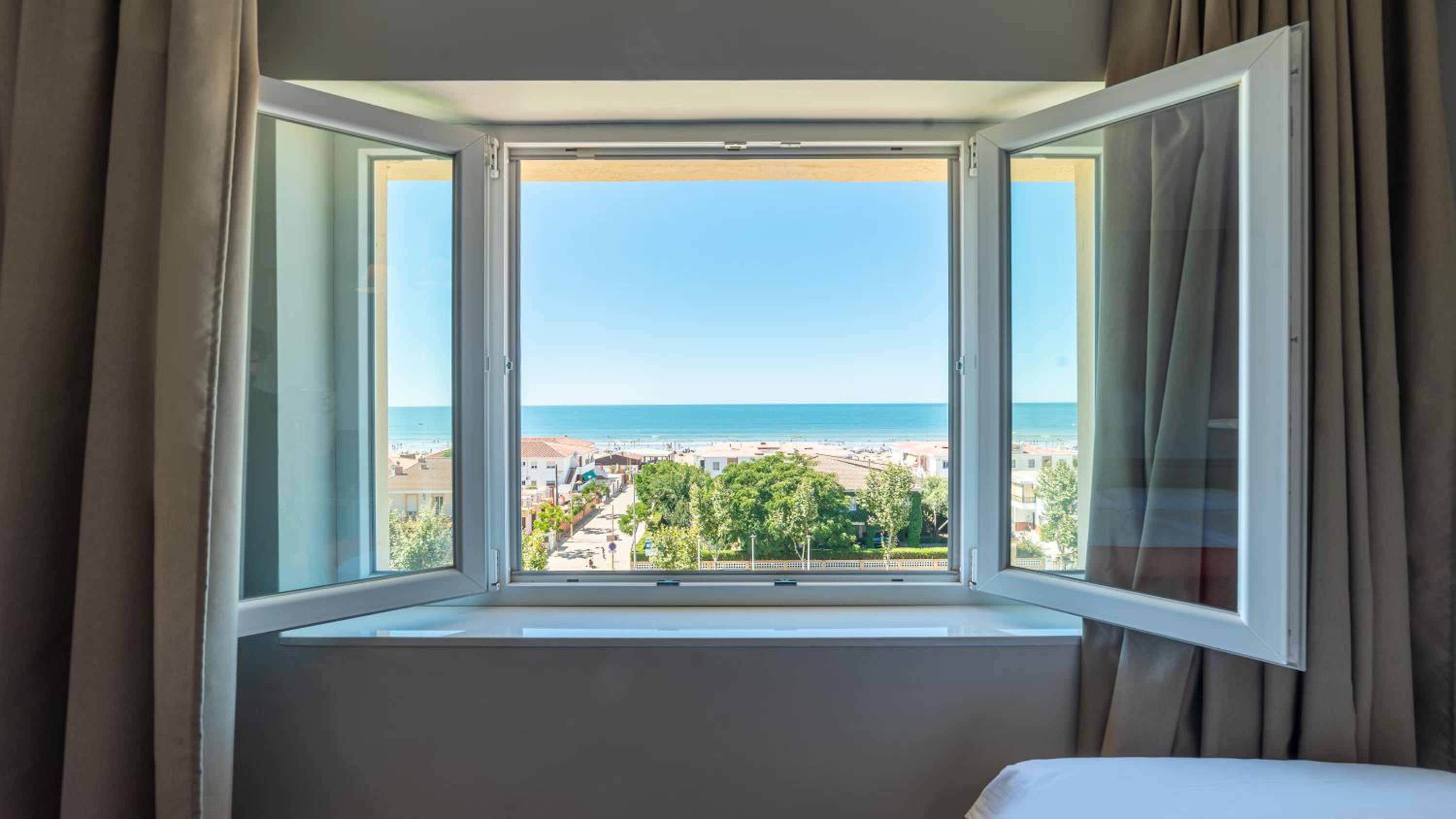 Quadruple Room with Sea View - Photo 6