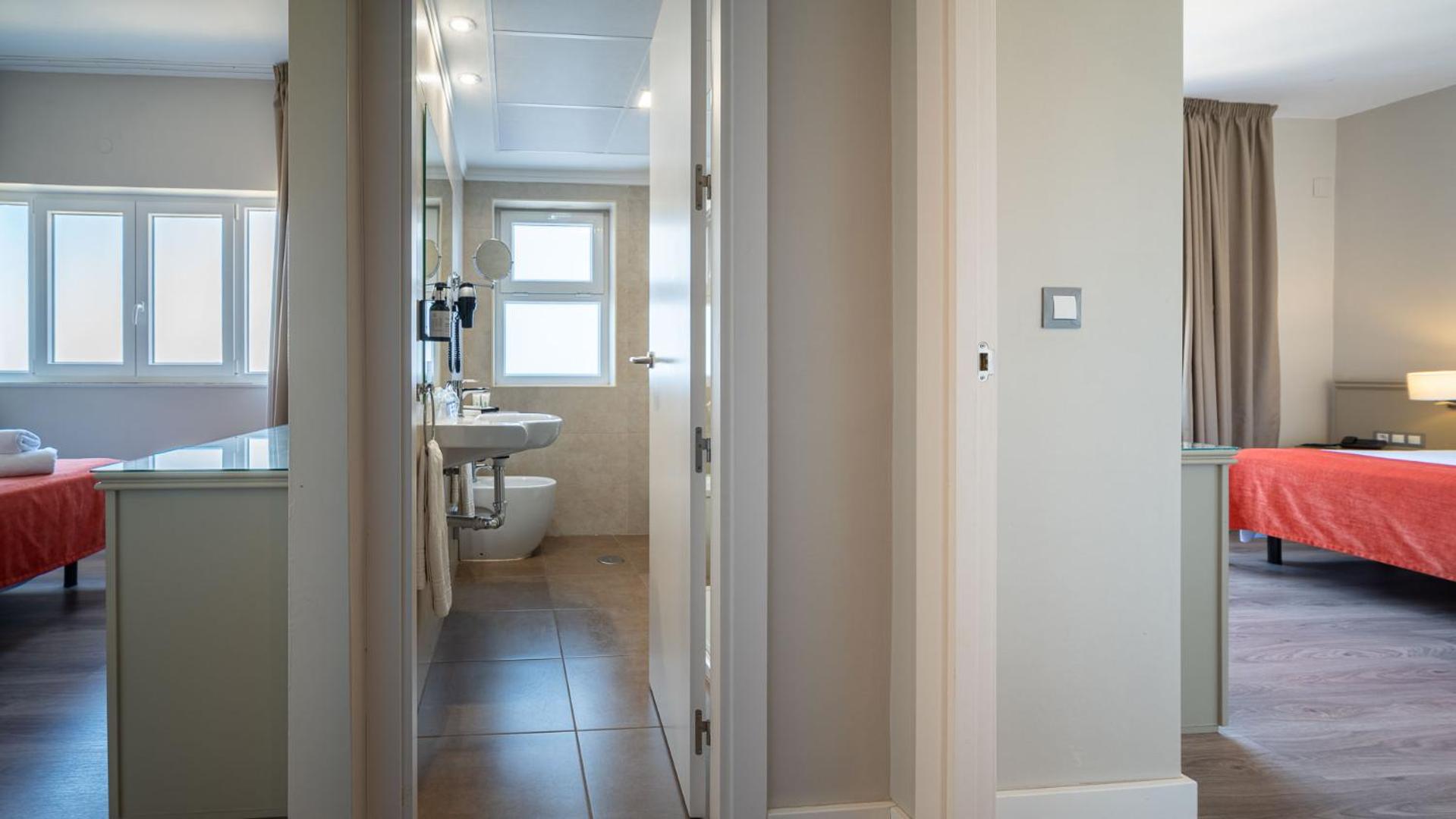 Quadruple Room with Sea View - Photo 9