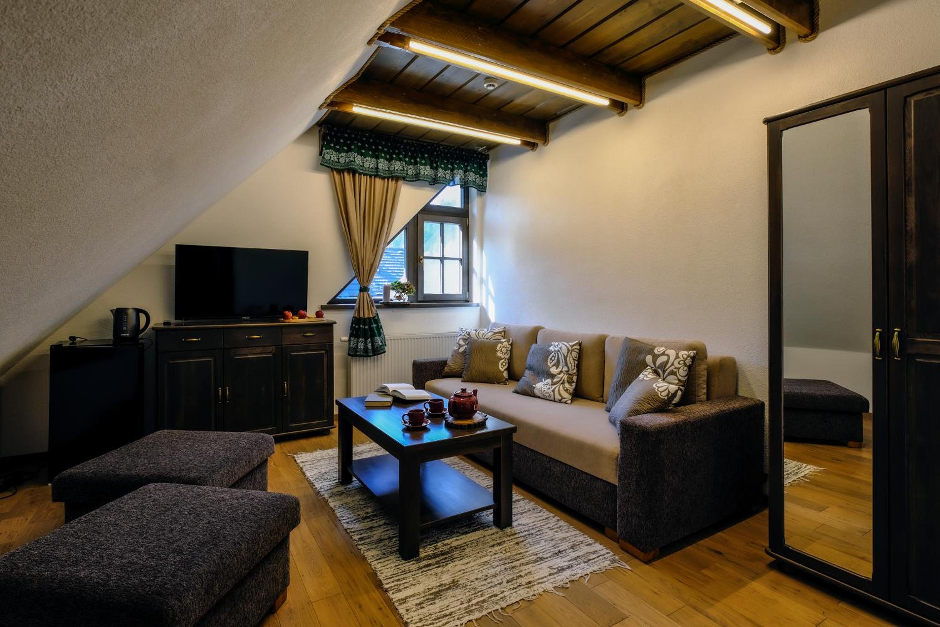 One-Bedroom Apartment - Photo 2