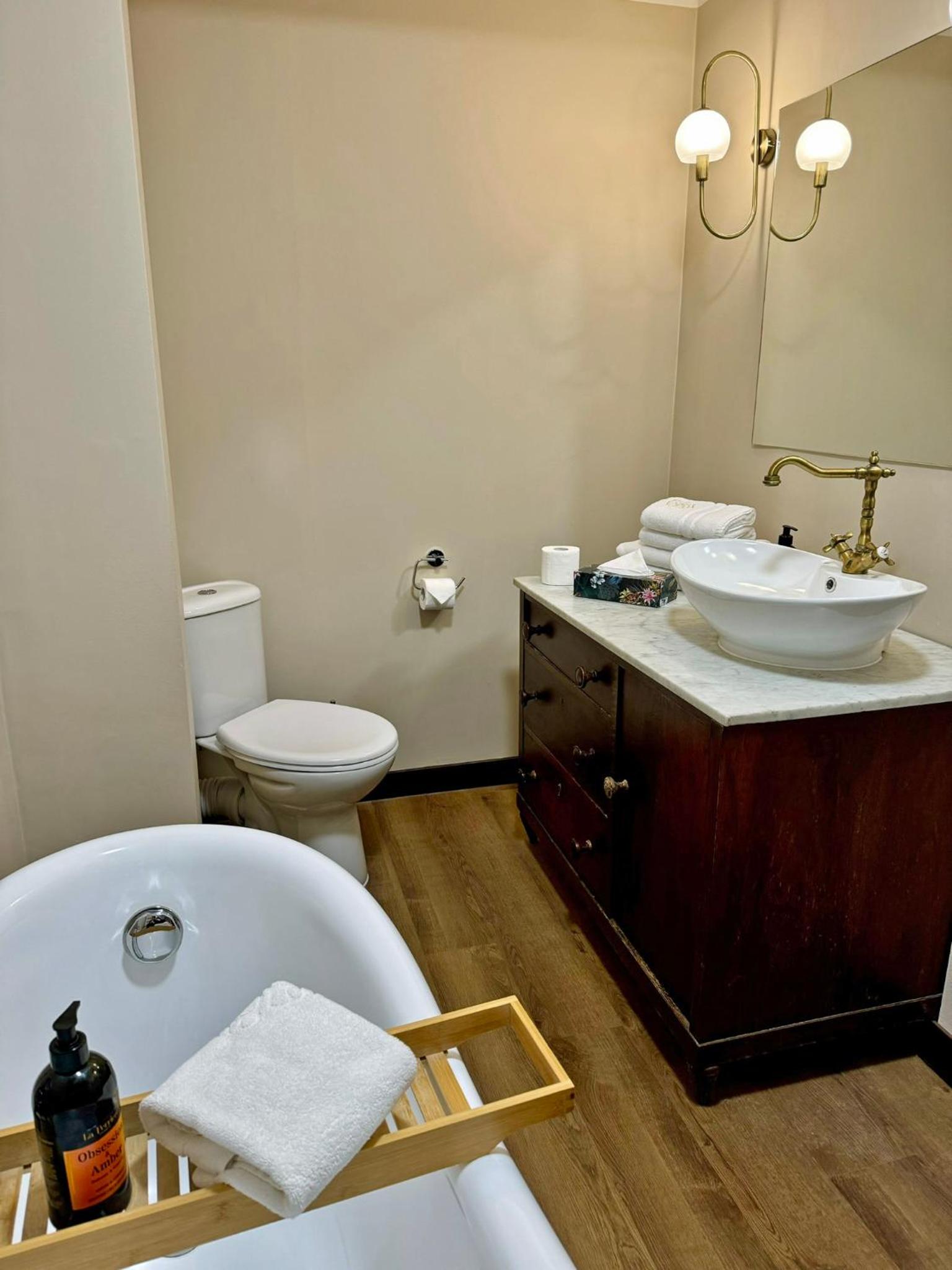 Double Room with King Bed photo 2