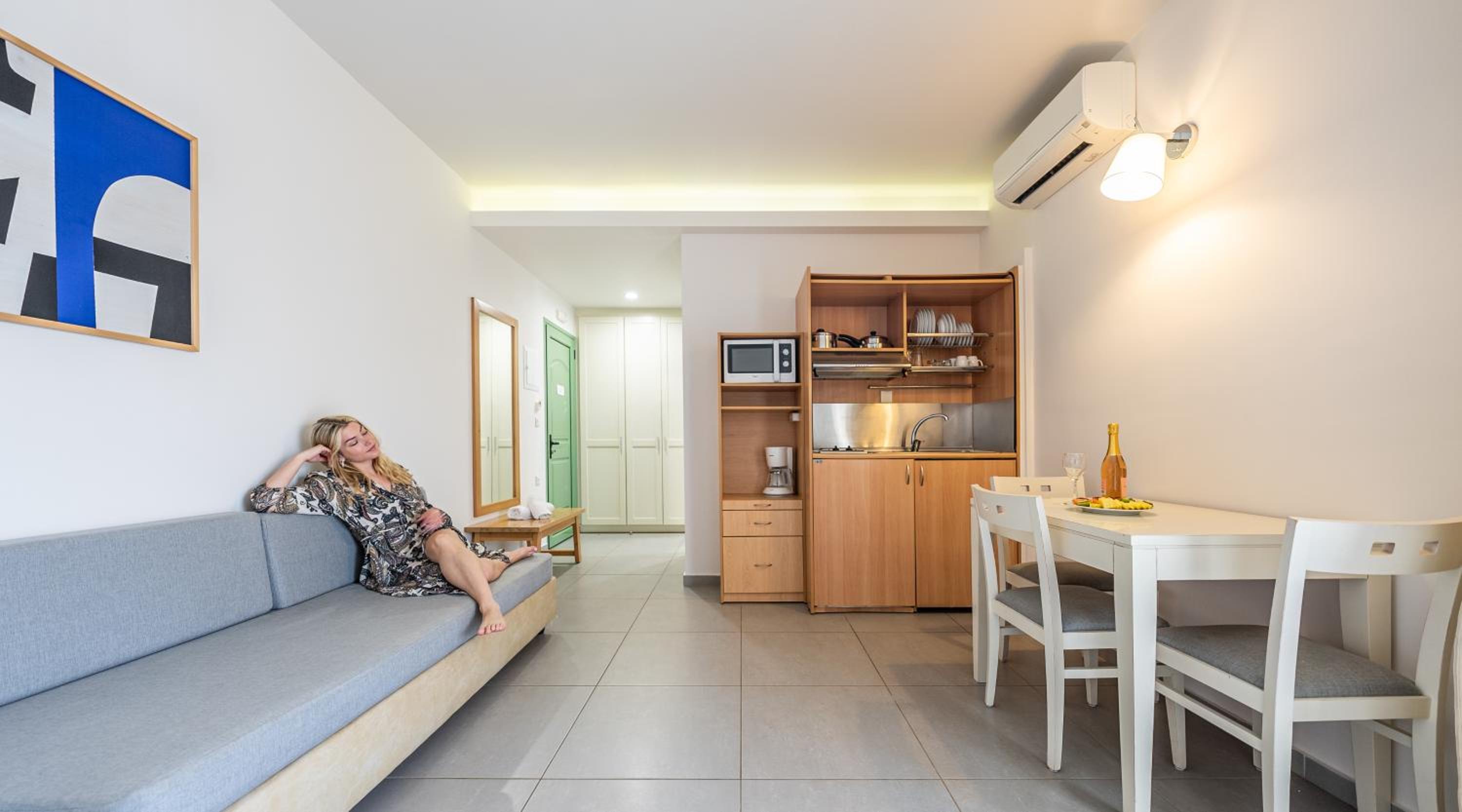 One-Bedroom Apartment photo 2