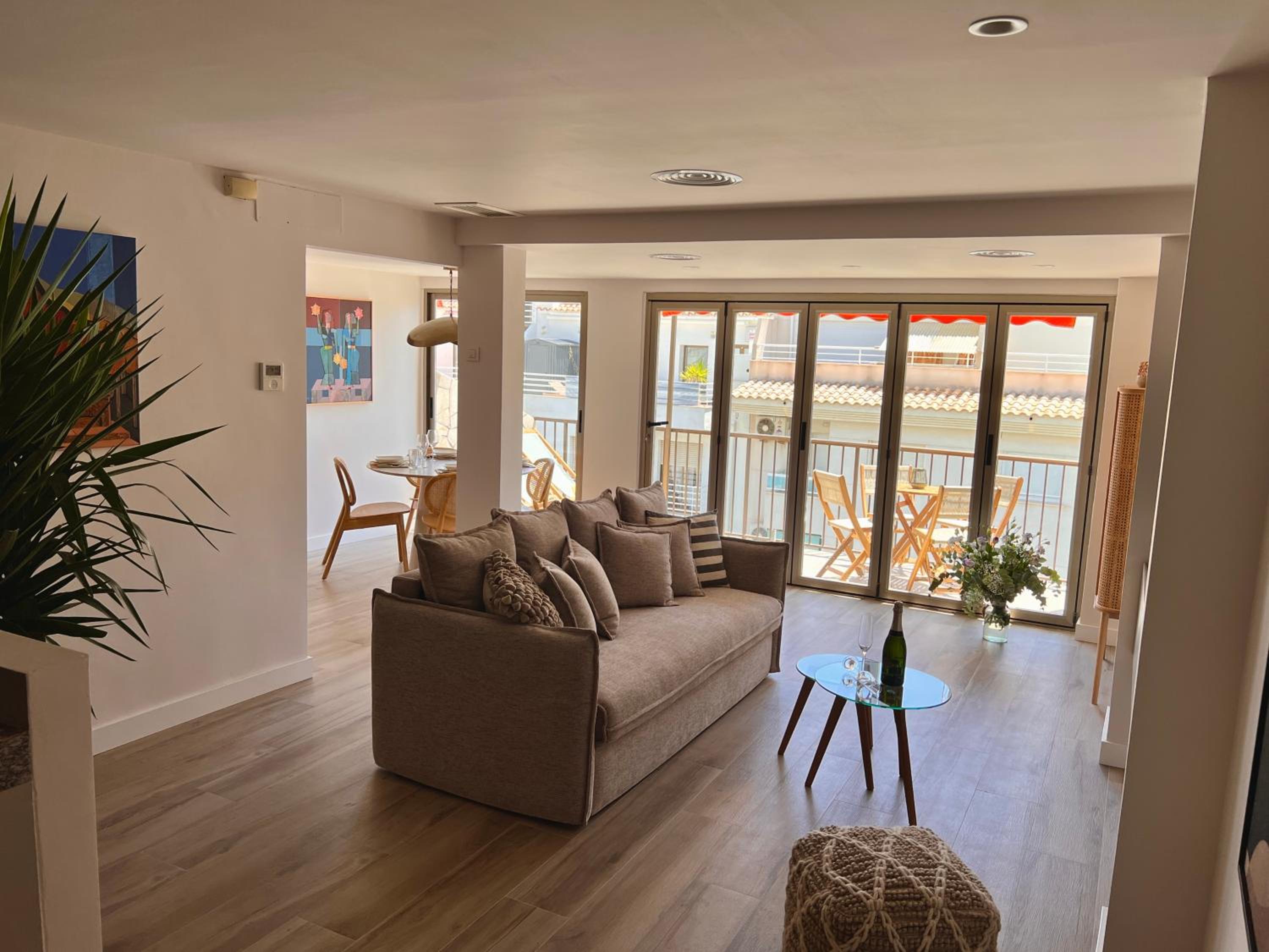 Apartamento de dos habitaciones con balcón y vista al mar