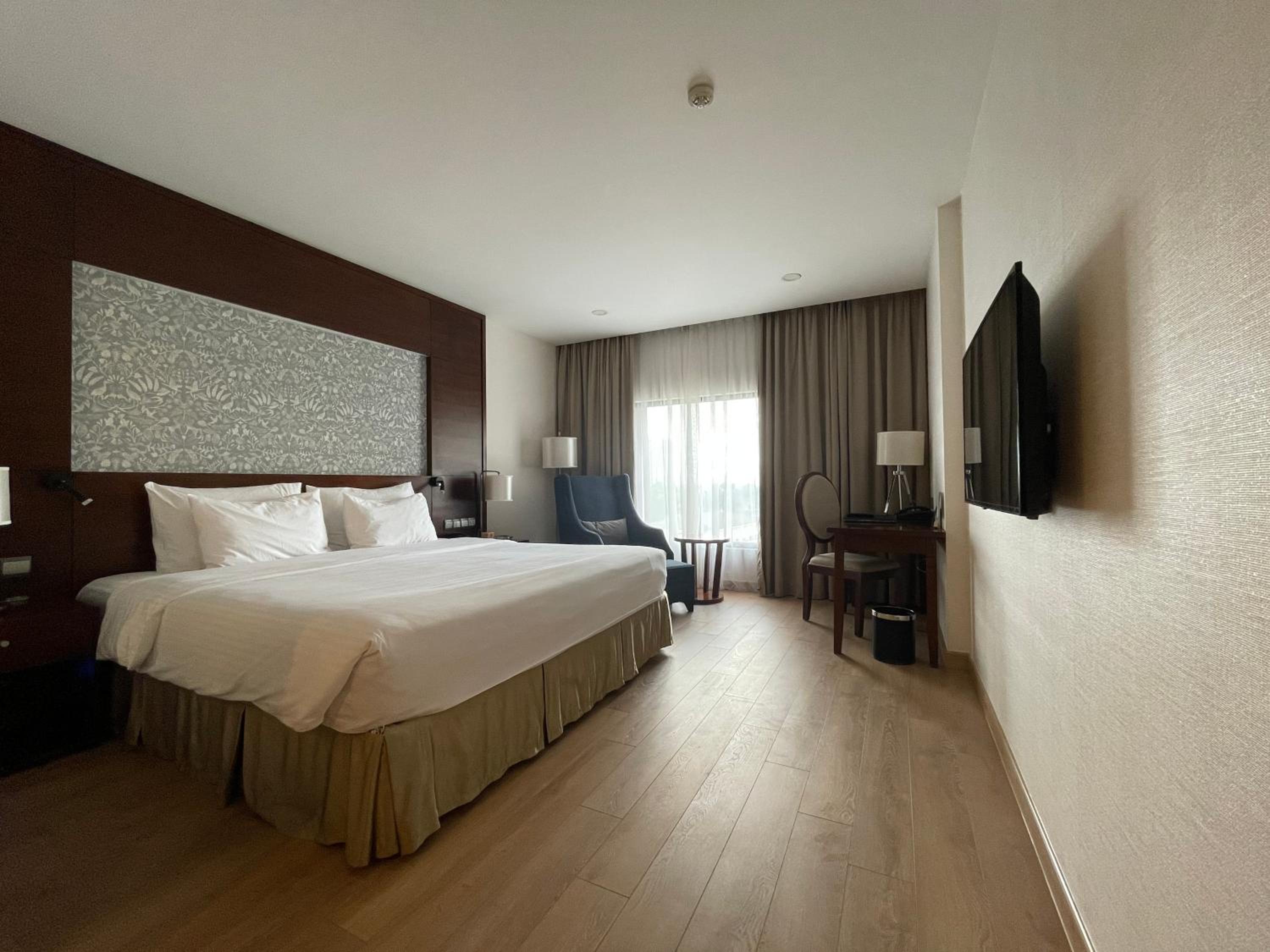 Standard King Room photo 3