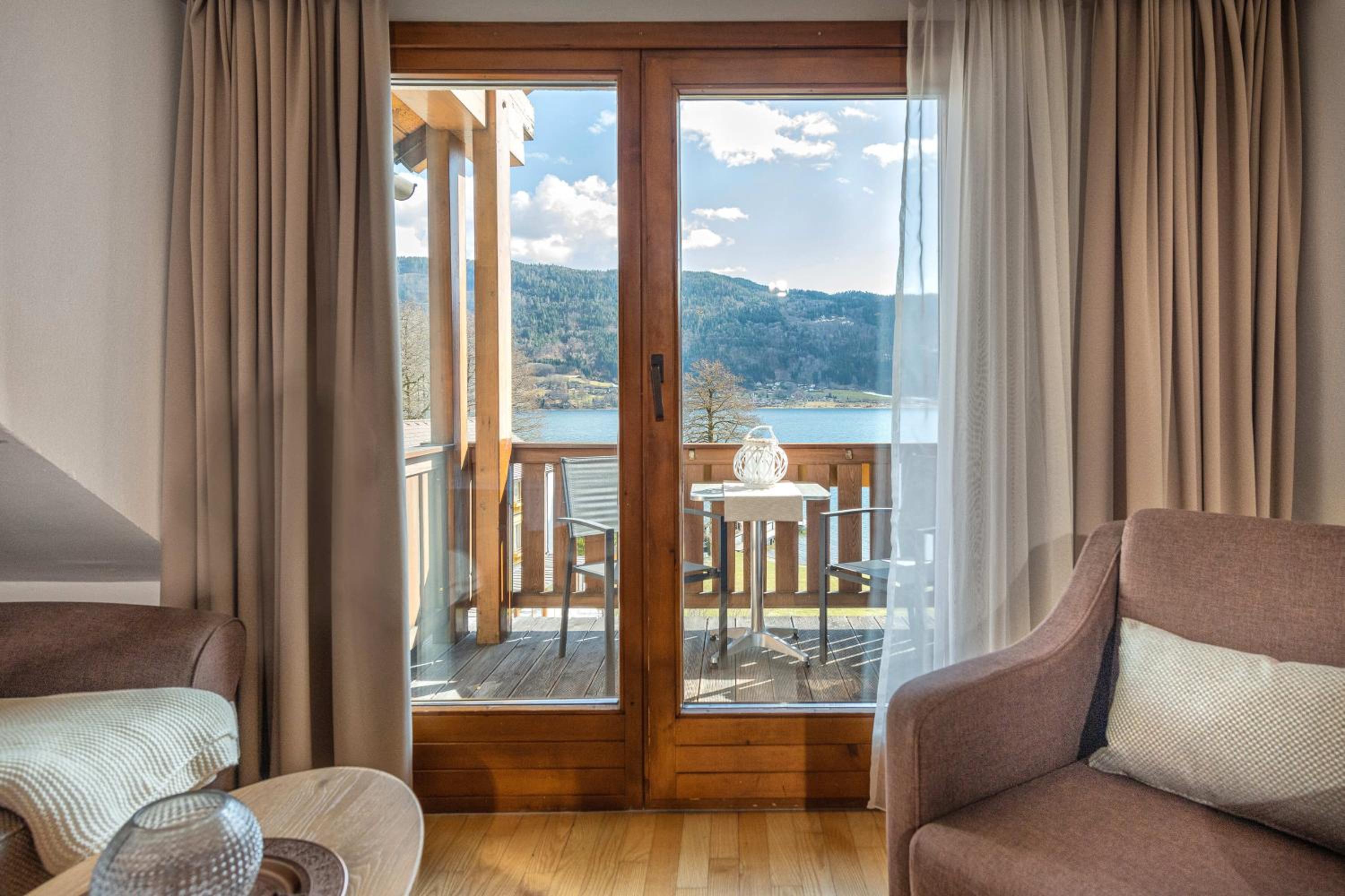 Superior Double Room with Lake View photo 2