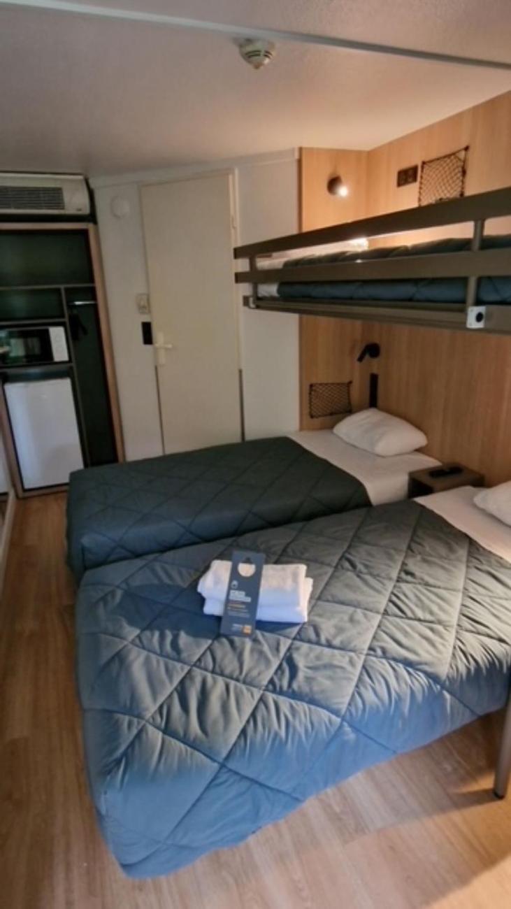 Standard Room - 3 Single Beds photo 2