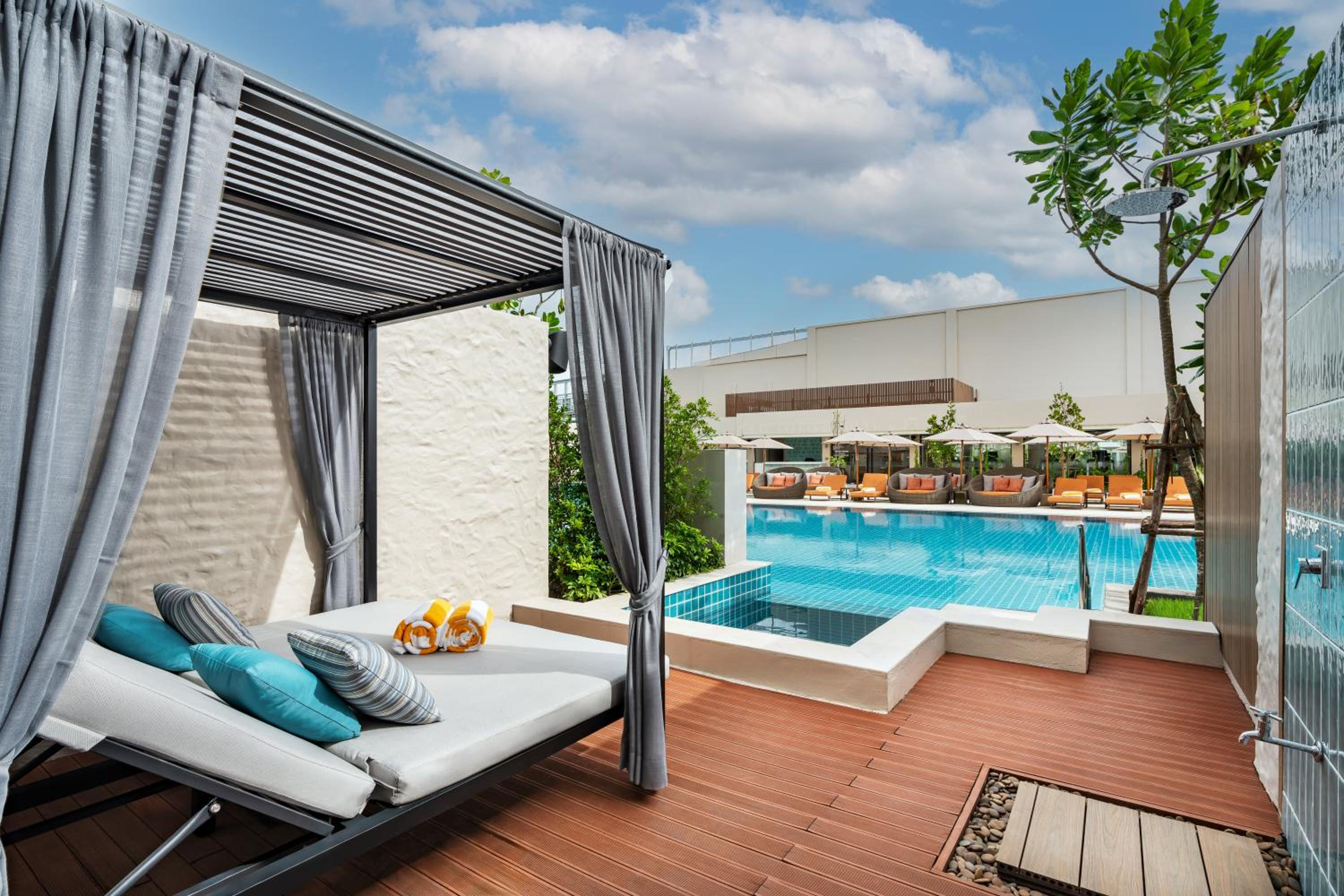 Stylish Pool Access King (Sunkissed) photo 2