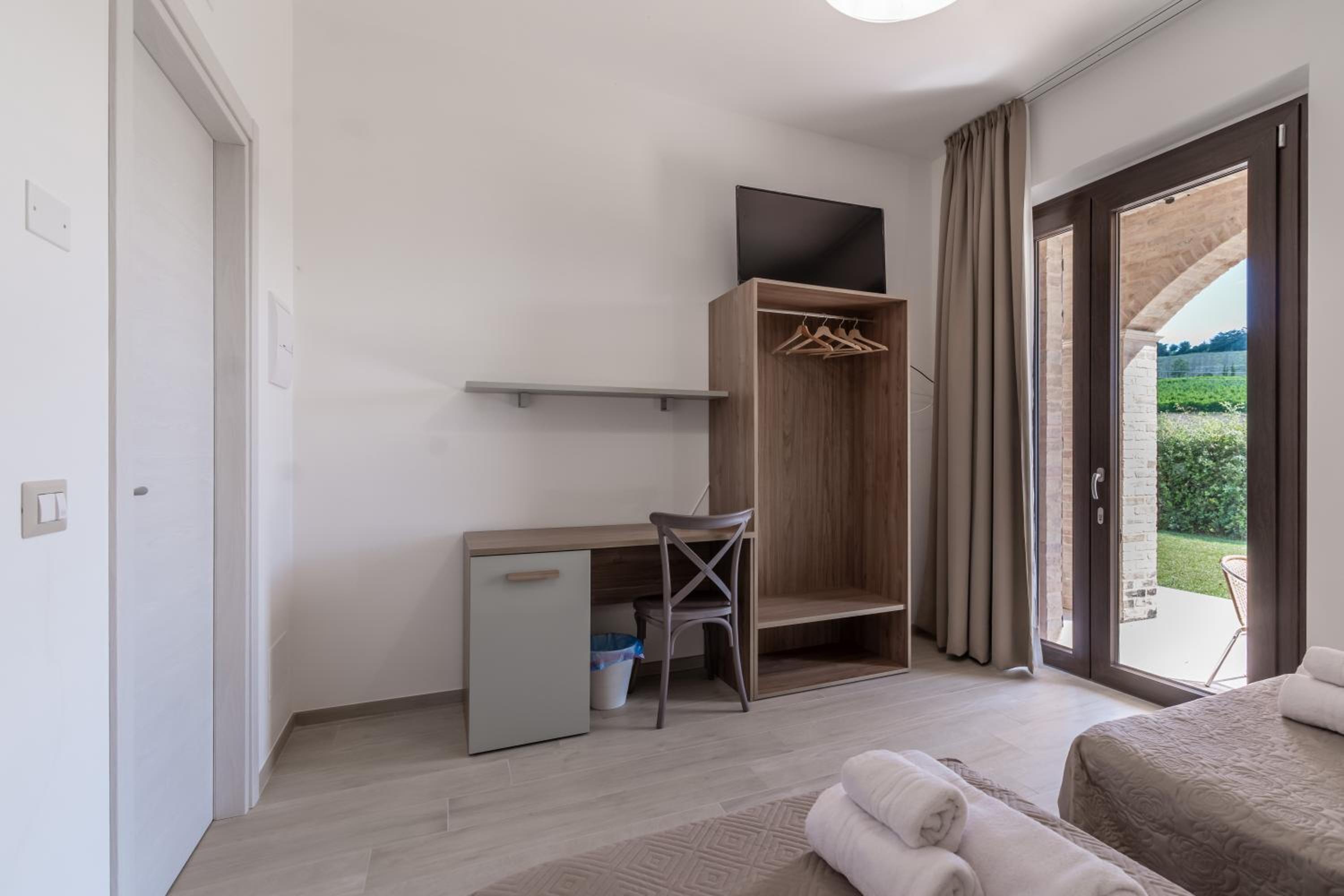 Double or Twin Room with Garden View - Photo 4