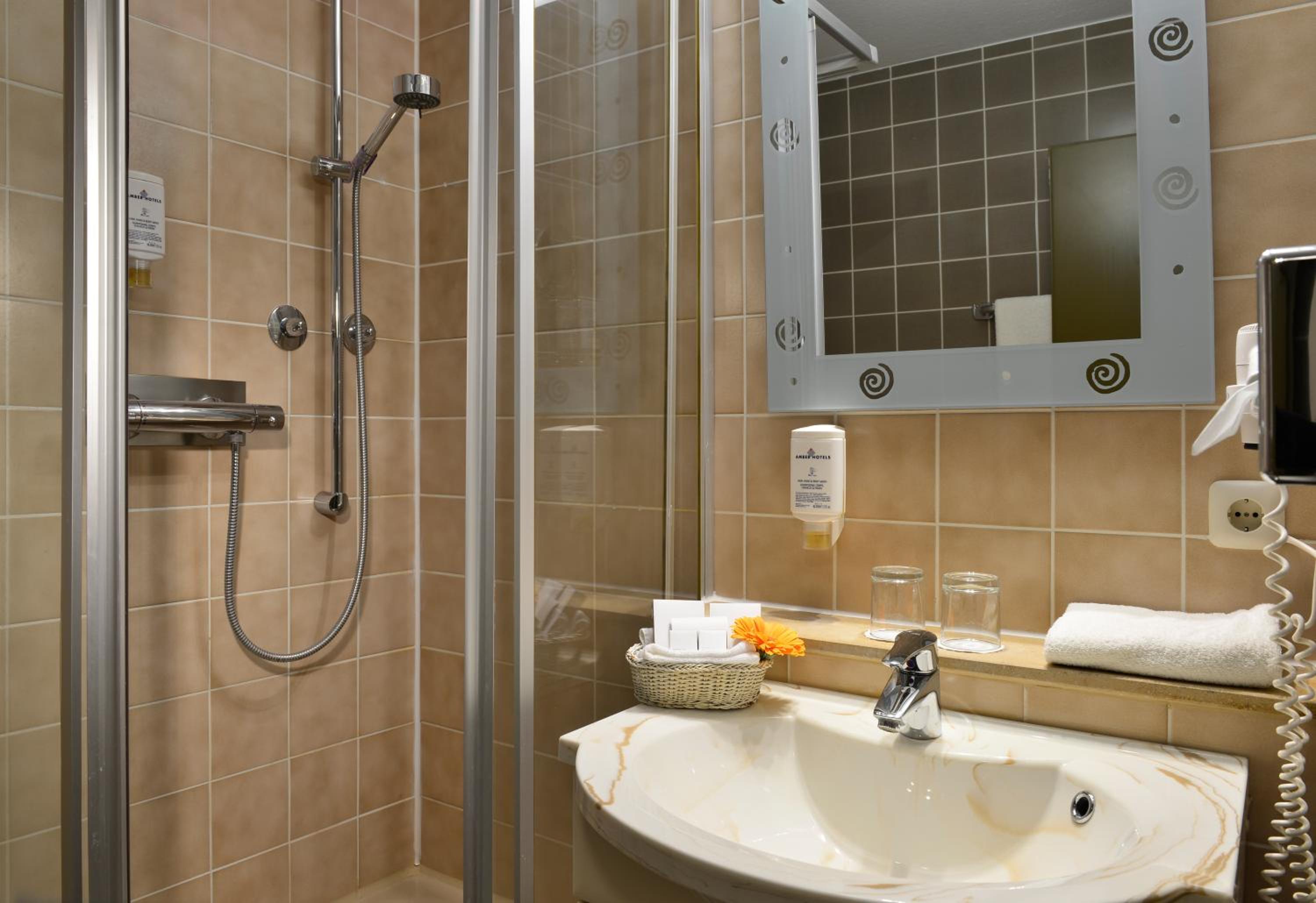 Standard Twin Room - Photo 2