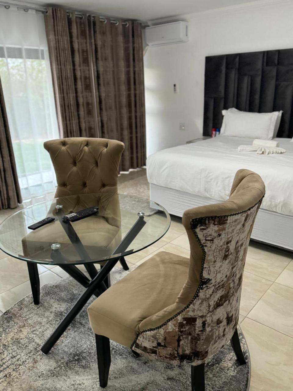 Superior King Suite - Photo 11