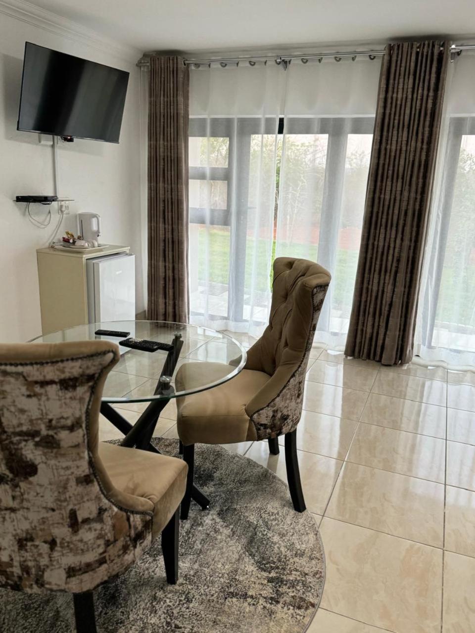 Superior King Suite - Photo 10