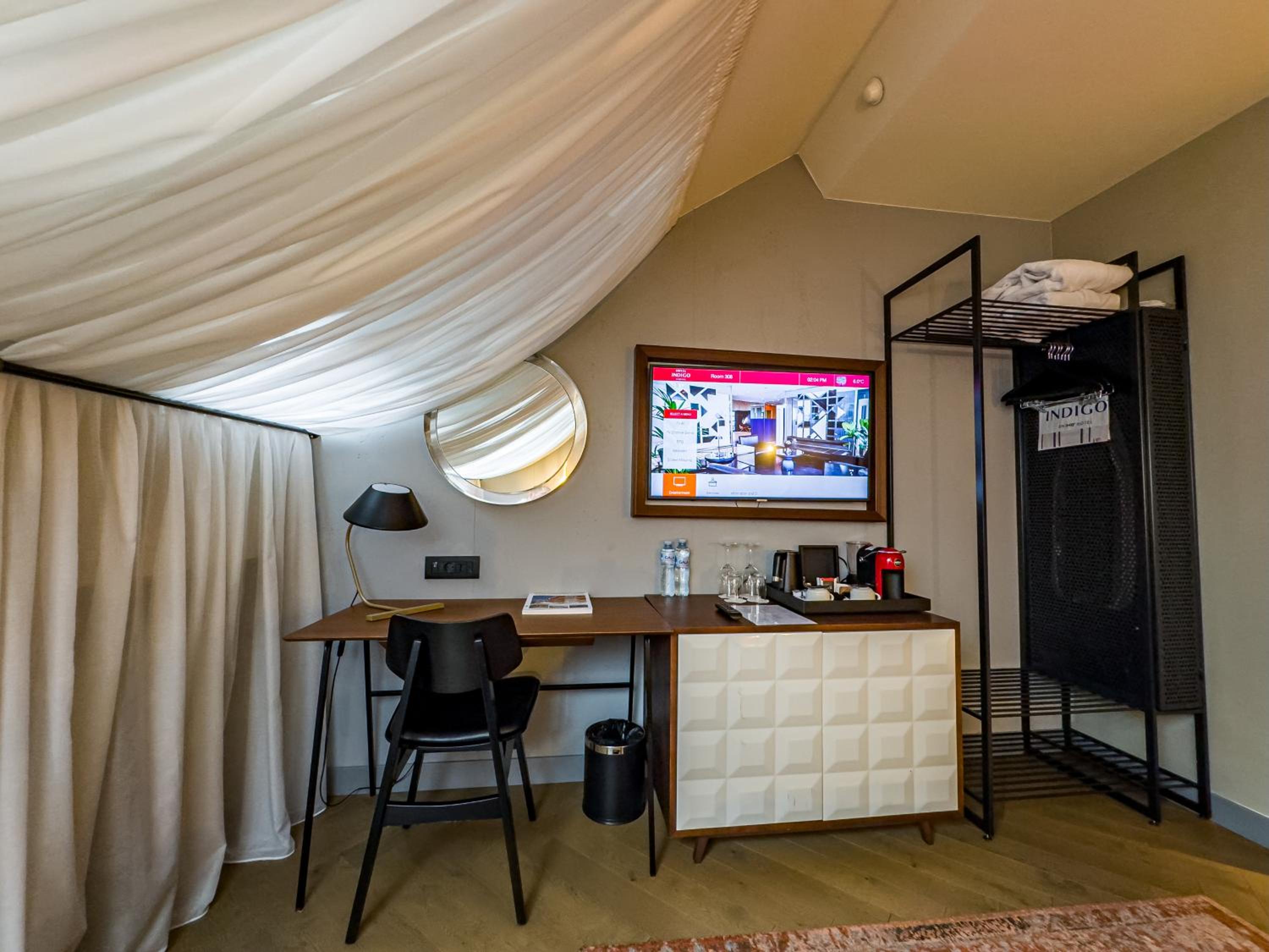Double Standard Cozy Attic Room - Photo 4