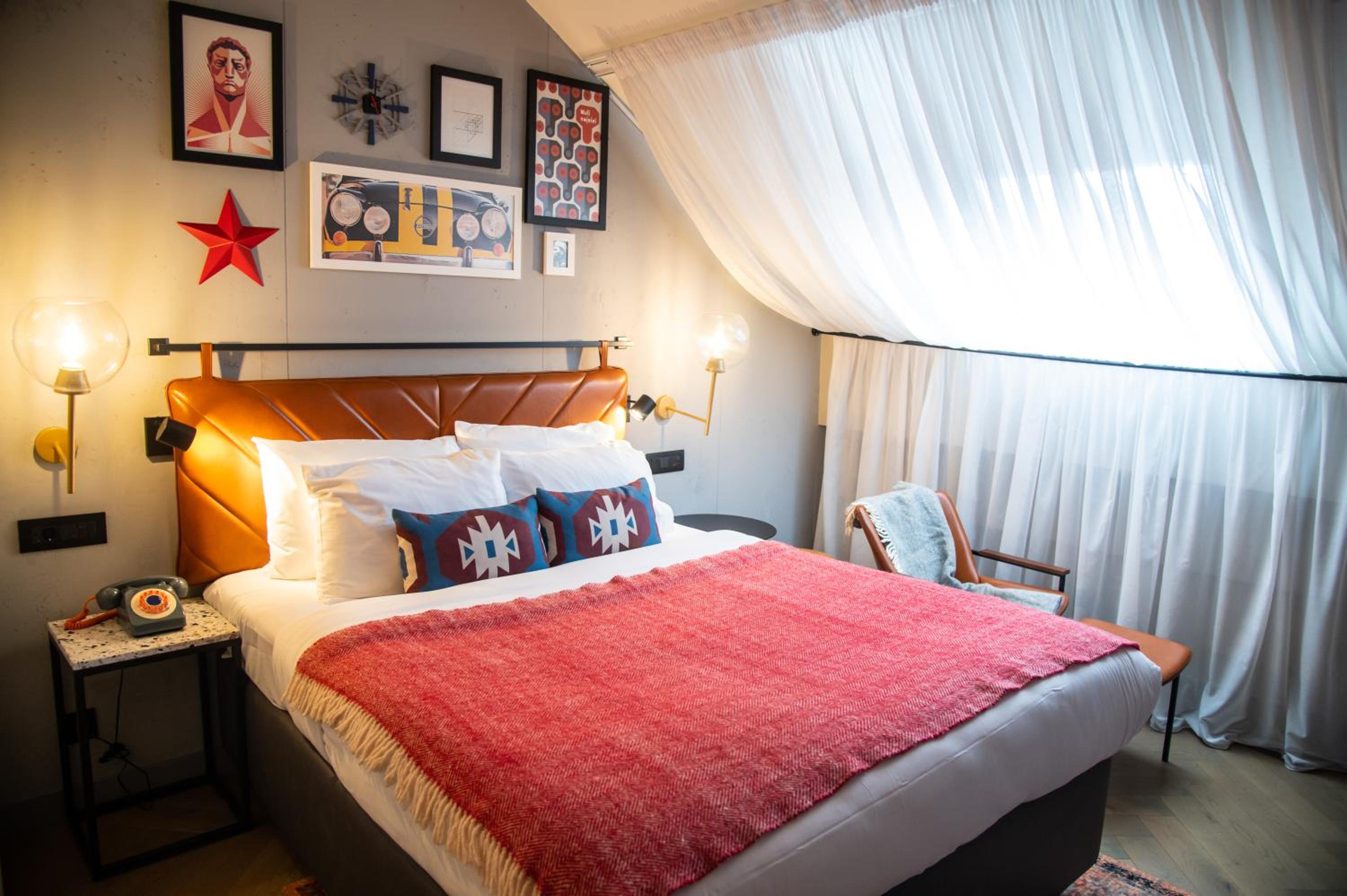 Double Standard Cozy Attic Room - Photo 1