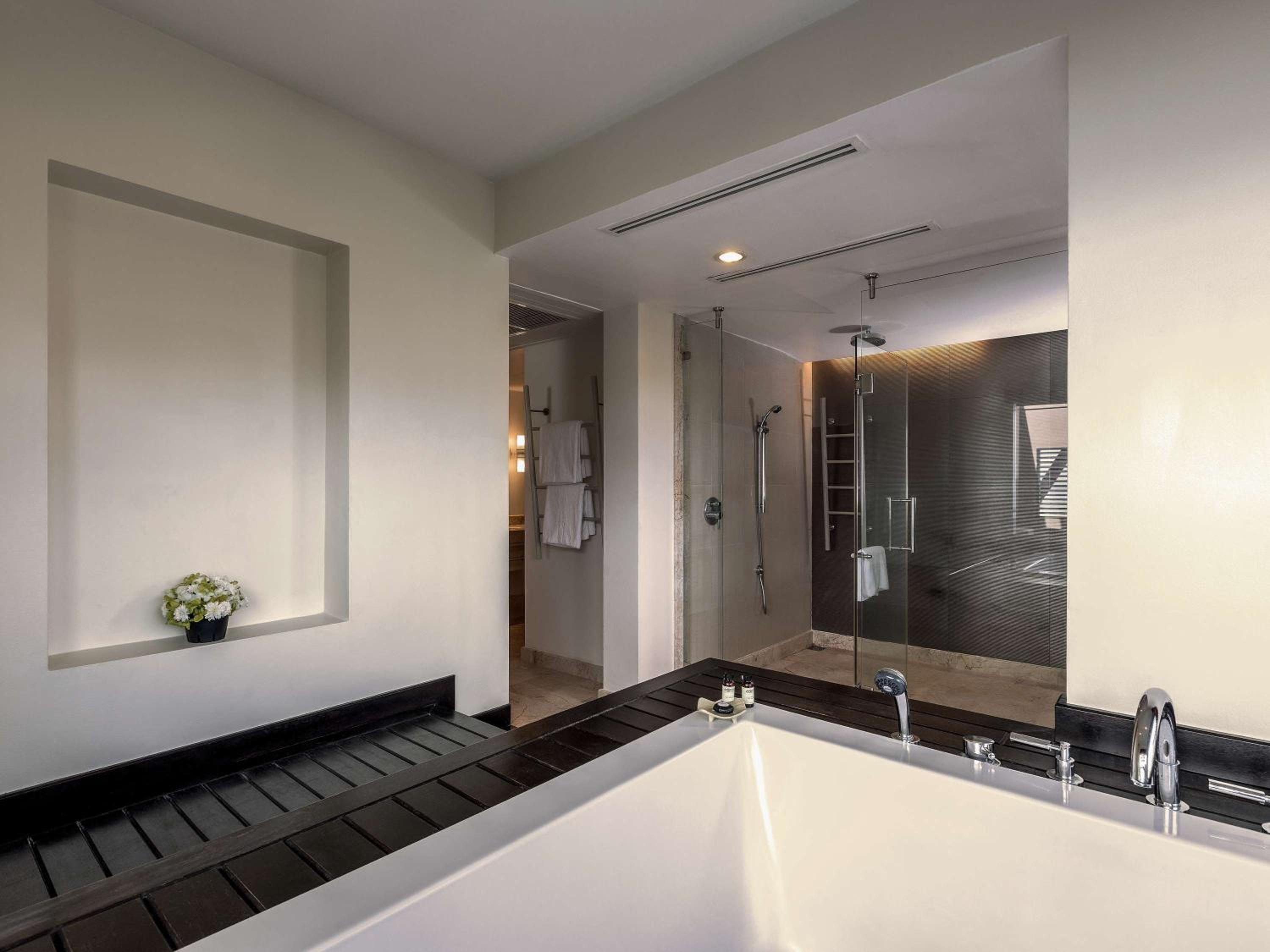 Deluxe Suite, King Bed and Terrace - Photo 5