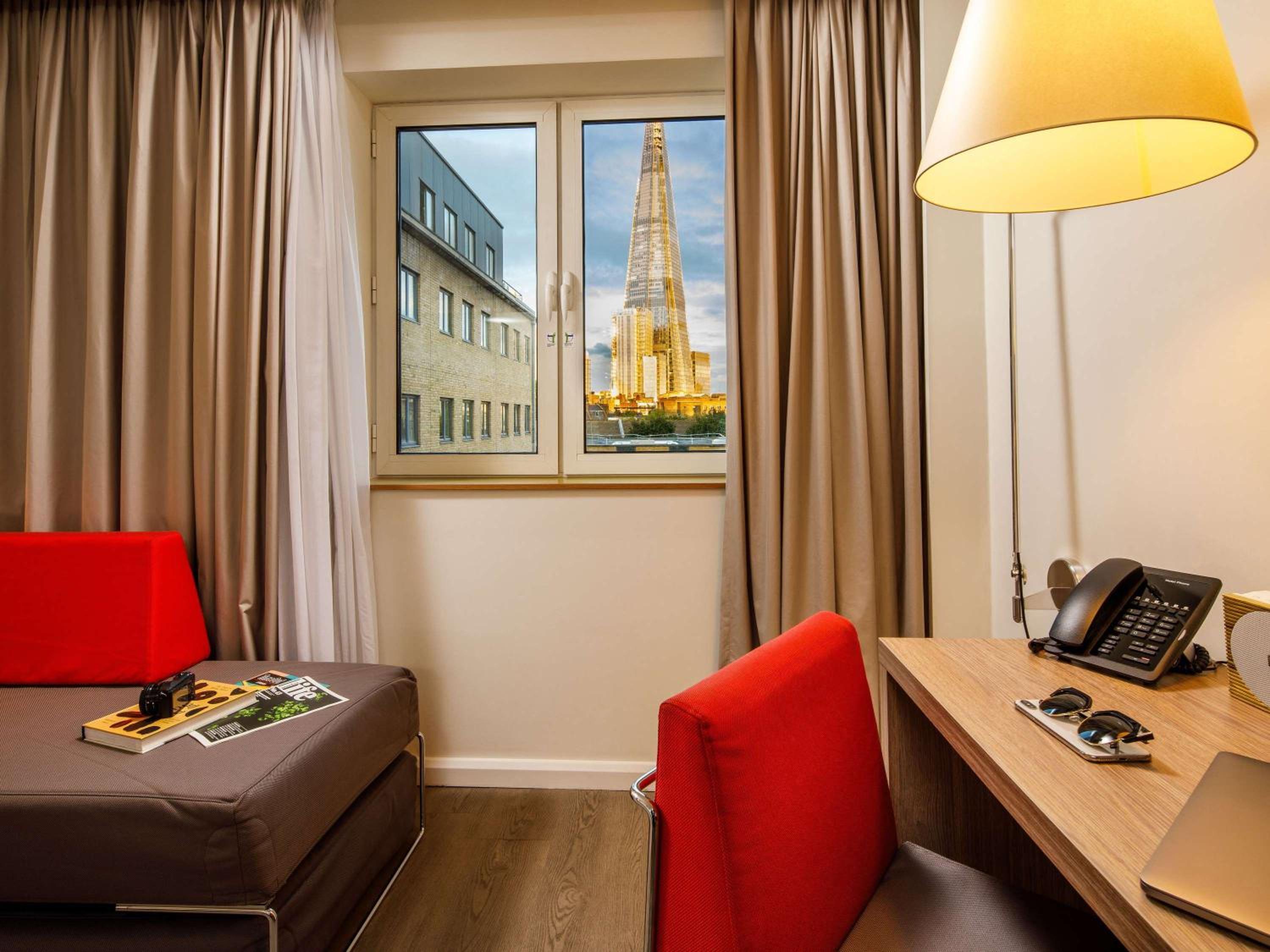 Executive Queen Room with One Queen Bed and One Double Sofa Bed photo 2