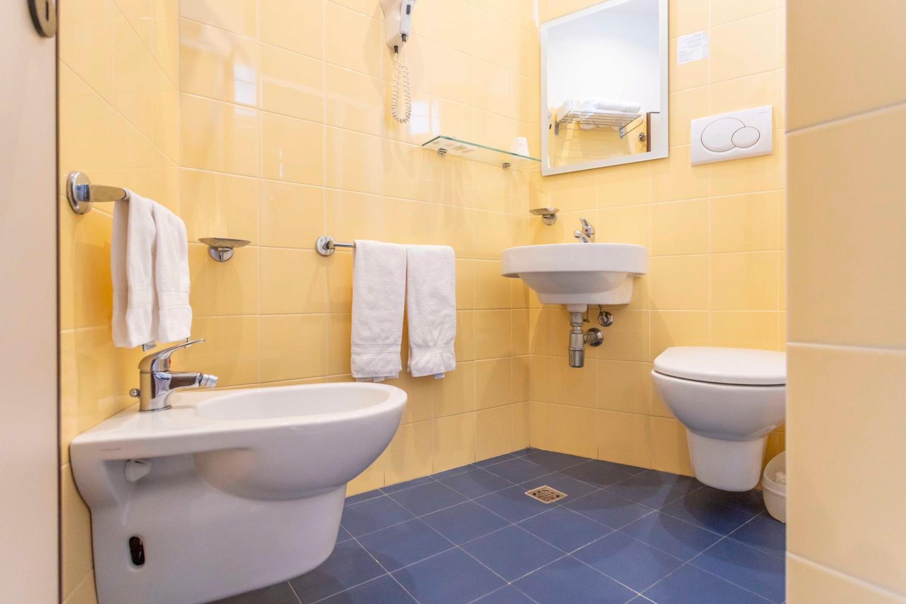 Double or Twin Room with Sea View - Photo 3