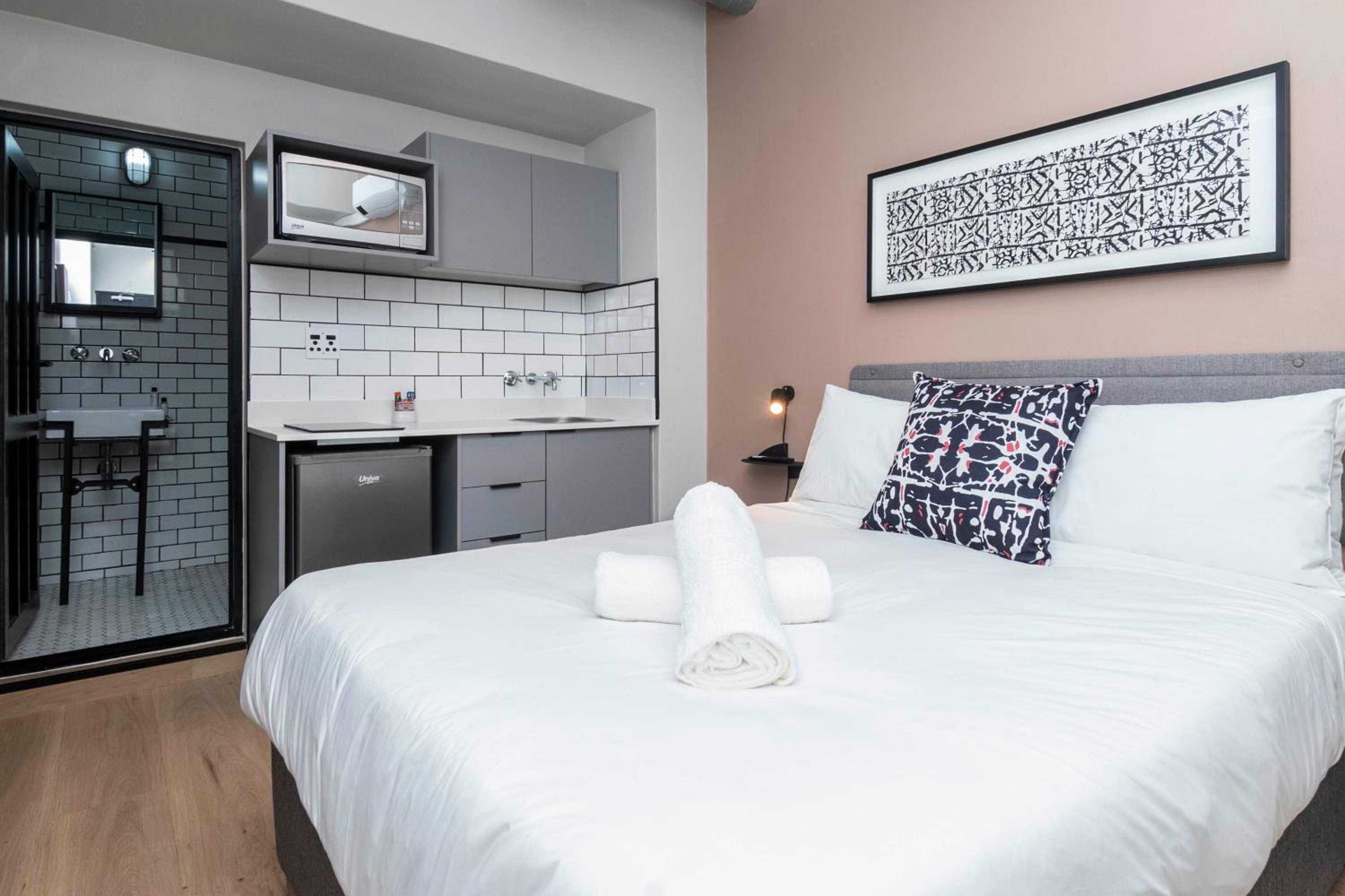 Budget Double Room - Photo 7