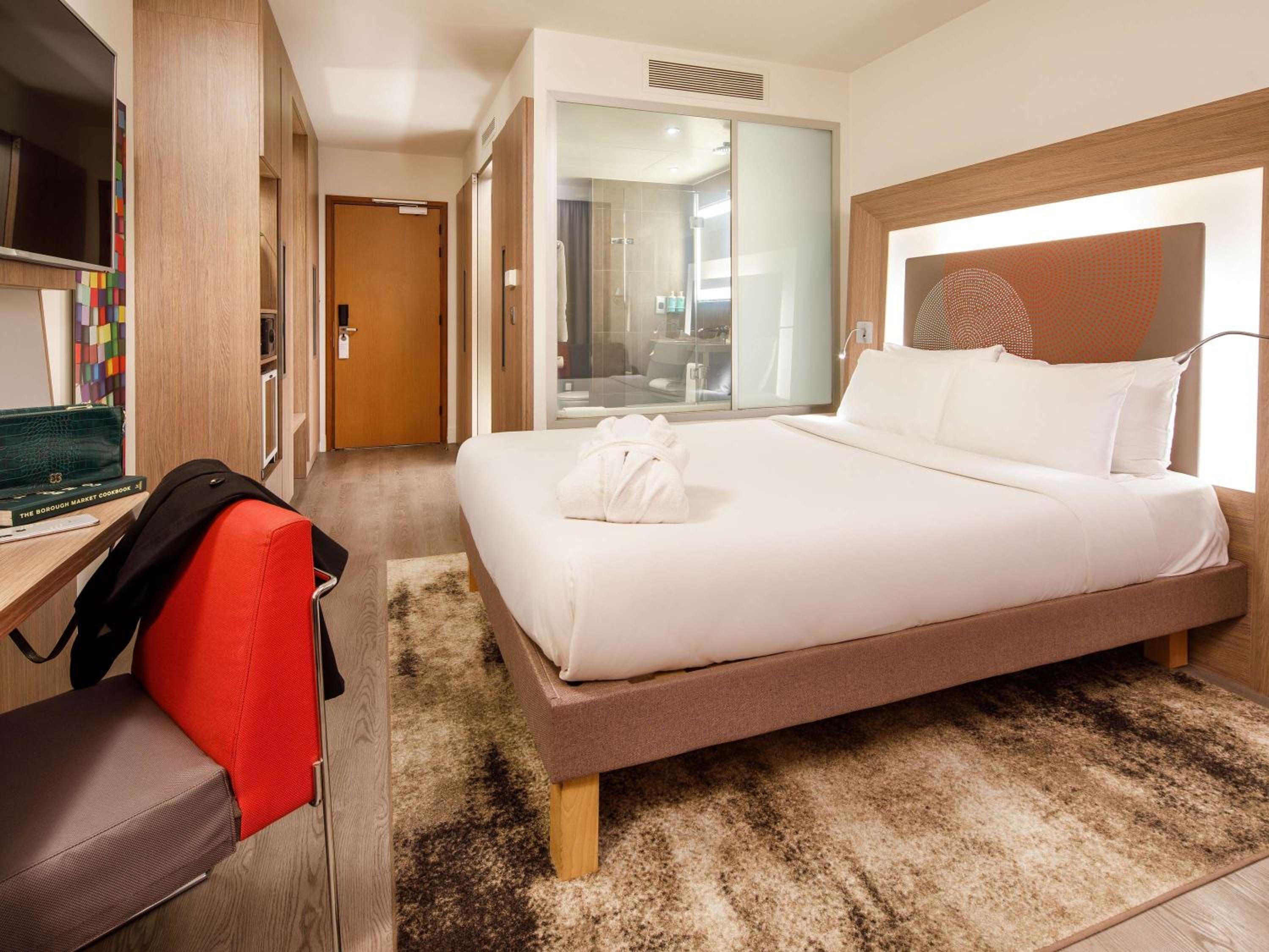 Executive Queen Room with One Queen Bed and One Double Sofa Bed photo 1