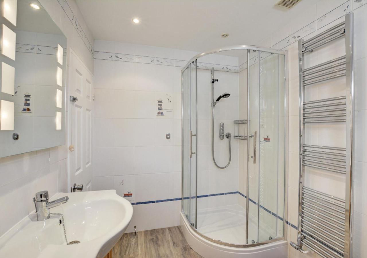 Five-Bedroom House photo 2