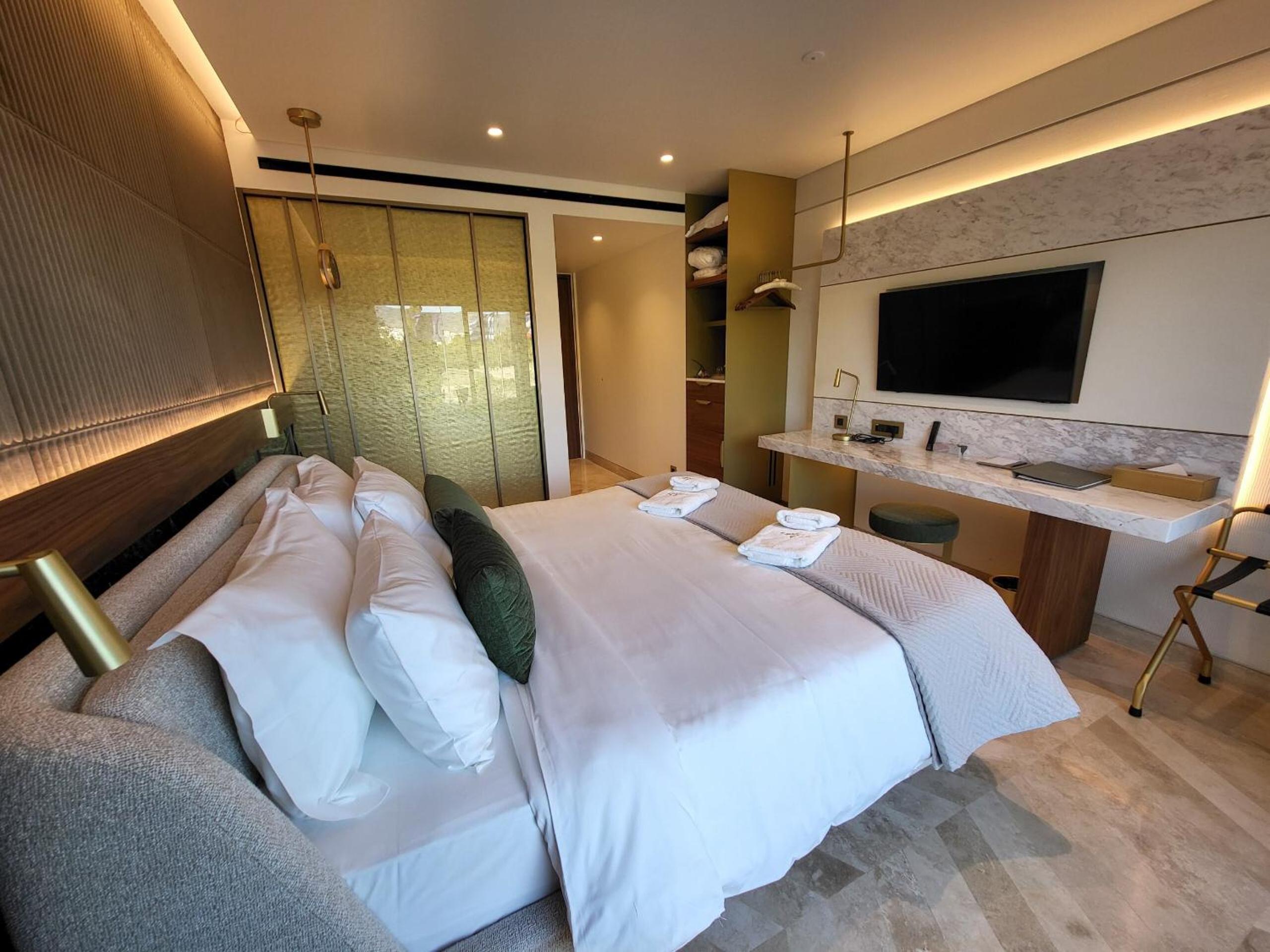 Deluxe Room with Balcony & Temple View photo 3